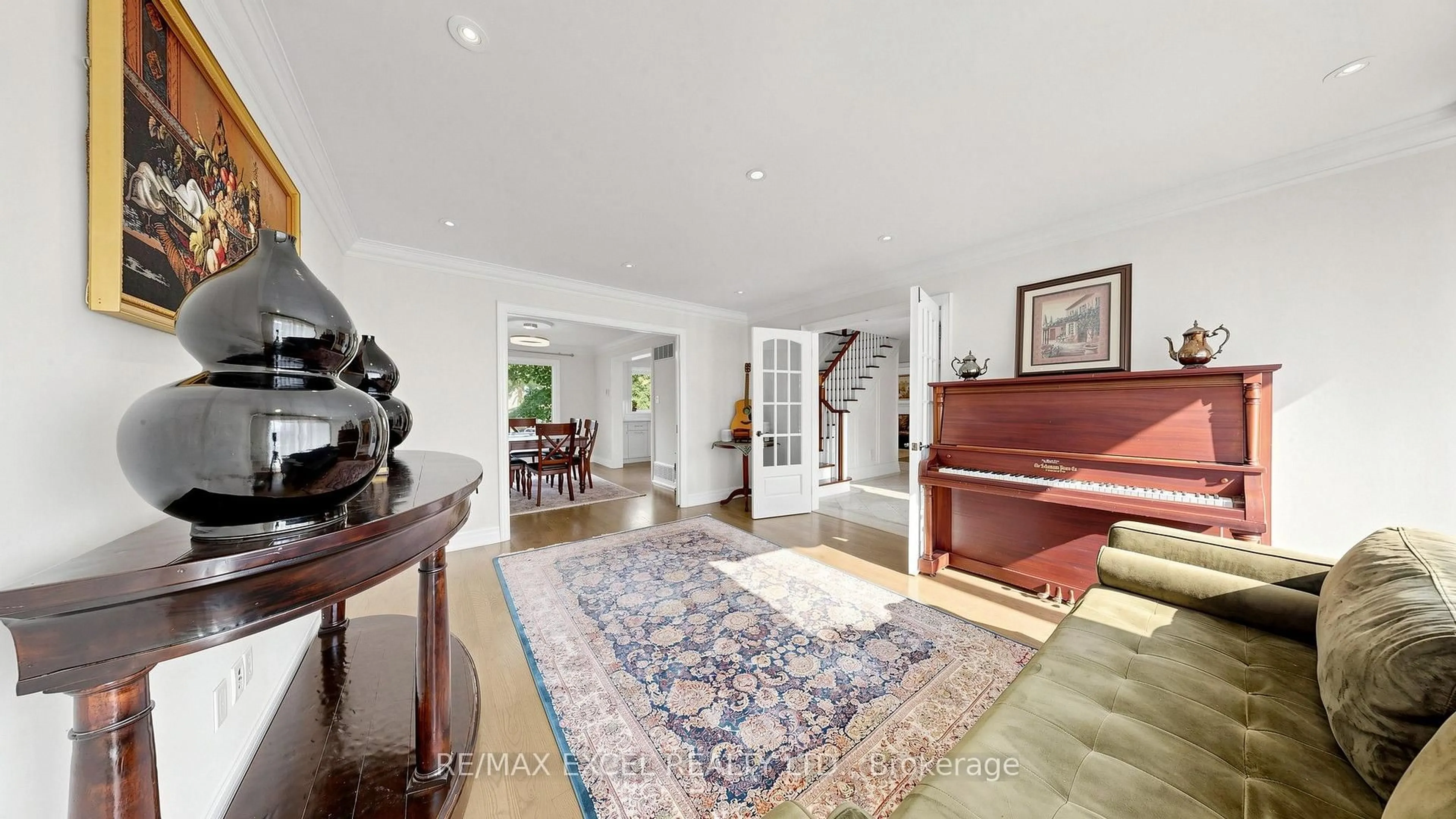 Indoor foyer for 42 Blackforest Dr, Richmond Hill Ontario L4E 2N6