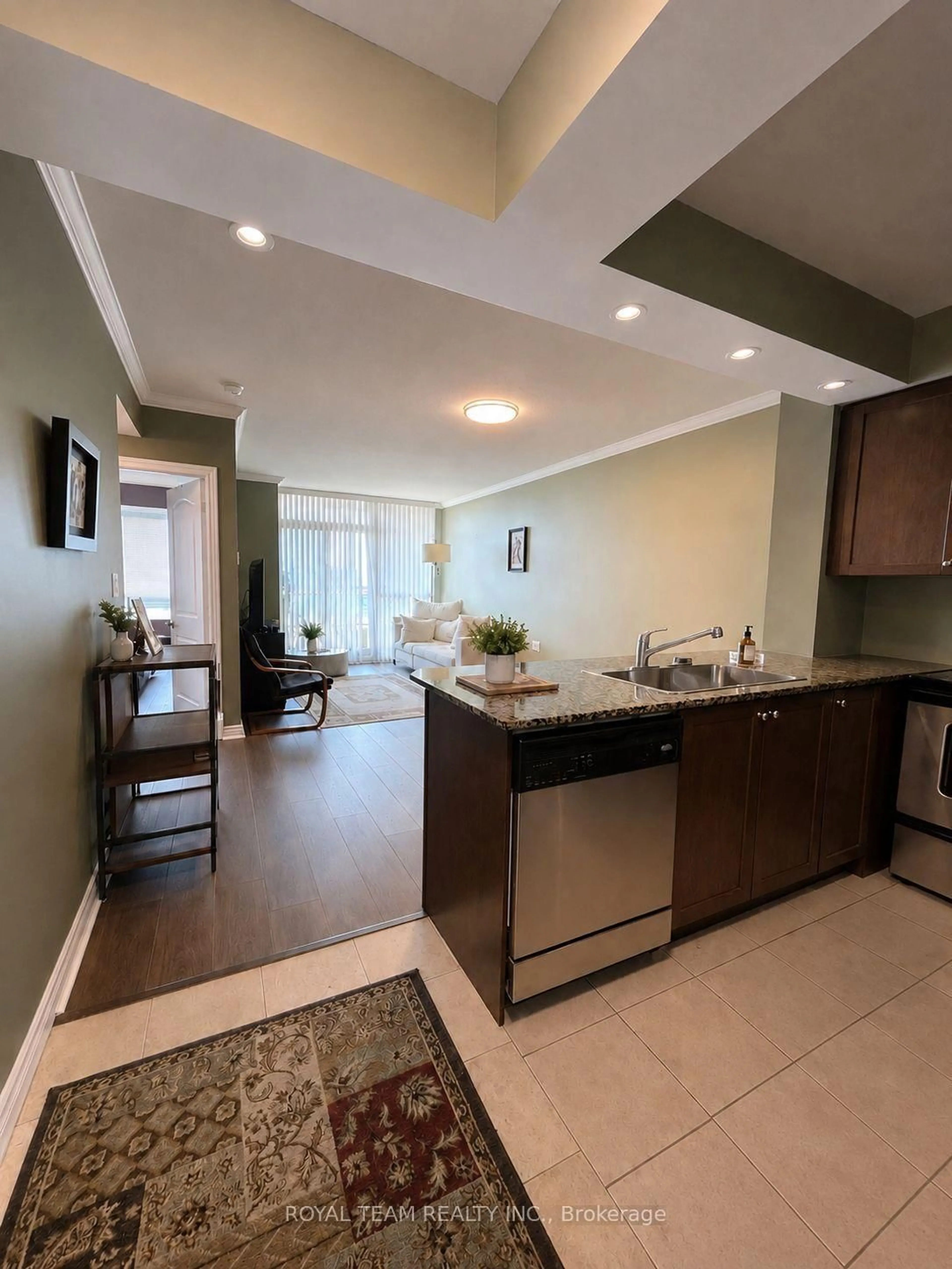 Open concept kitchen, ceramic/tile floor for 100 Promenade Circ #1110, Vaughan Ontario L4J 7W7