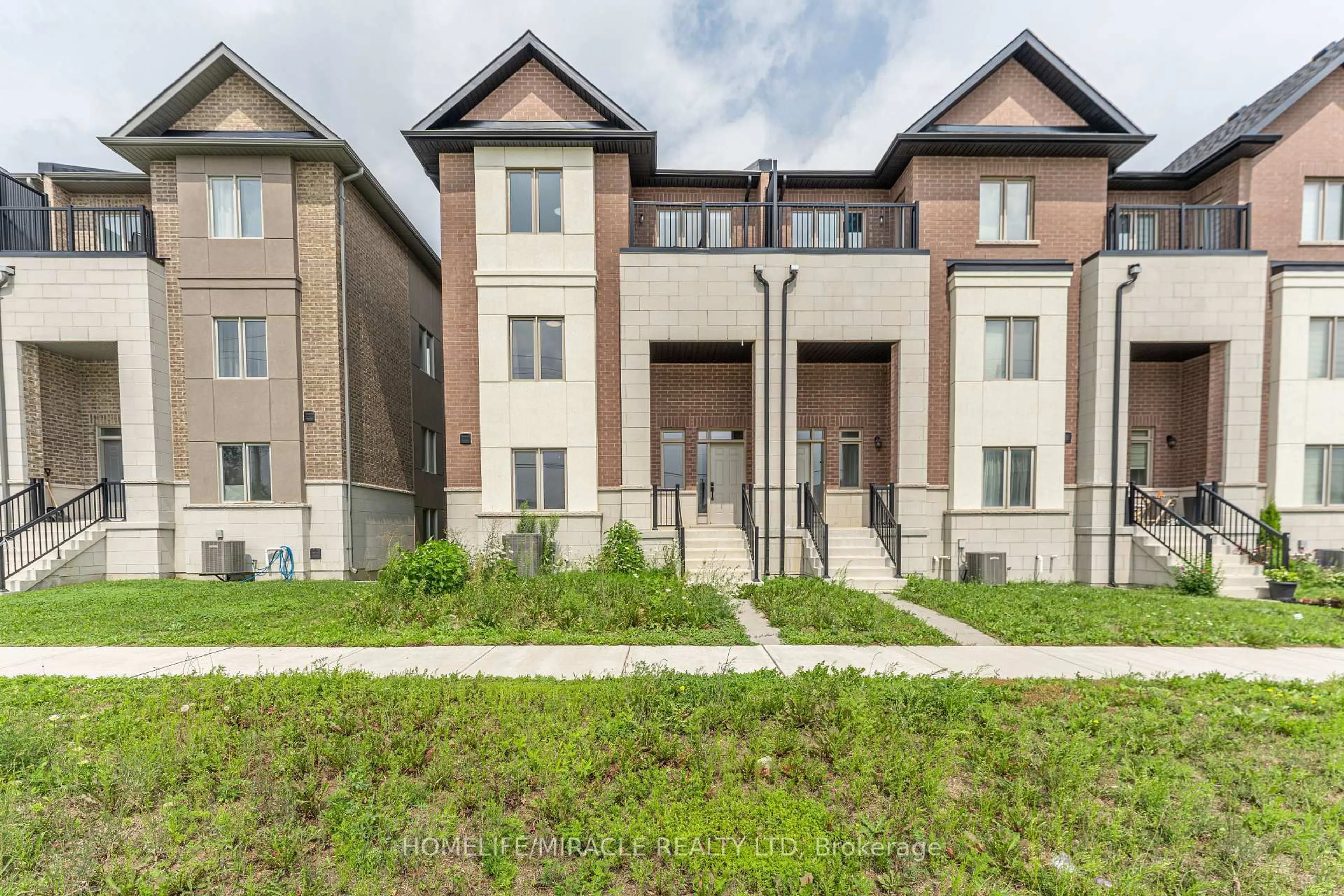 A pic from outside/outdoor area/front of a property/back of a property/a pic from drone, street for 32 Alan Williams Tr, Uxbridge Ontario L9P 0R6