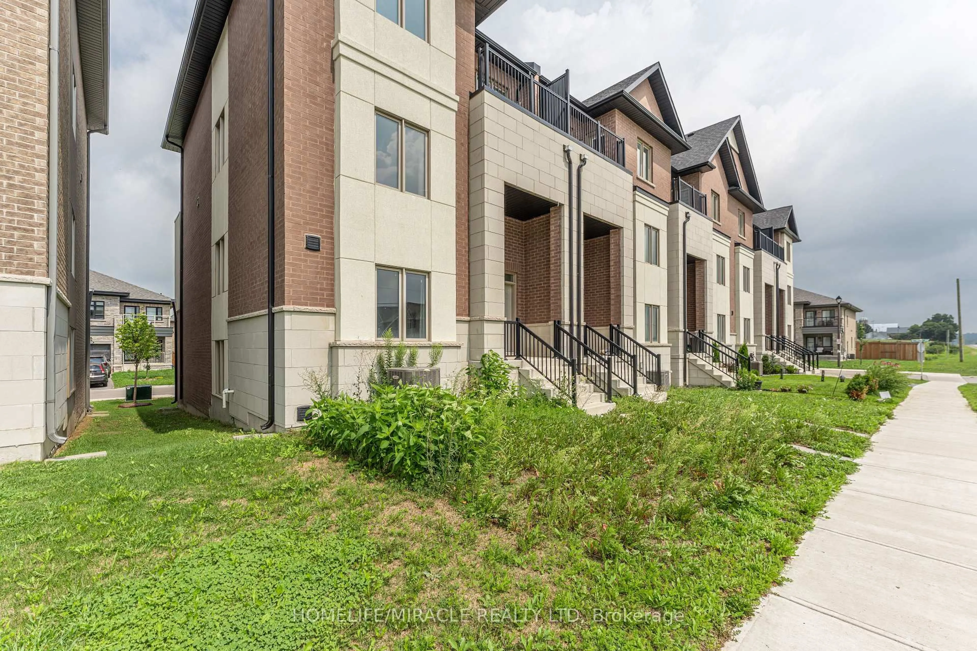 Patio, street for 32 Alan Williams Tr, Uxbridge Ontario L9P 0R6