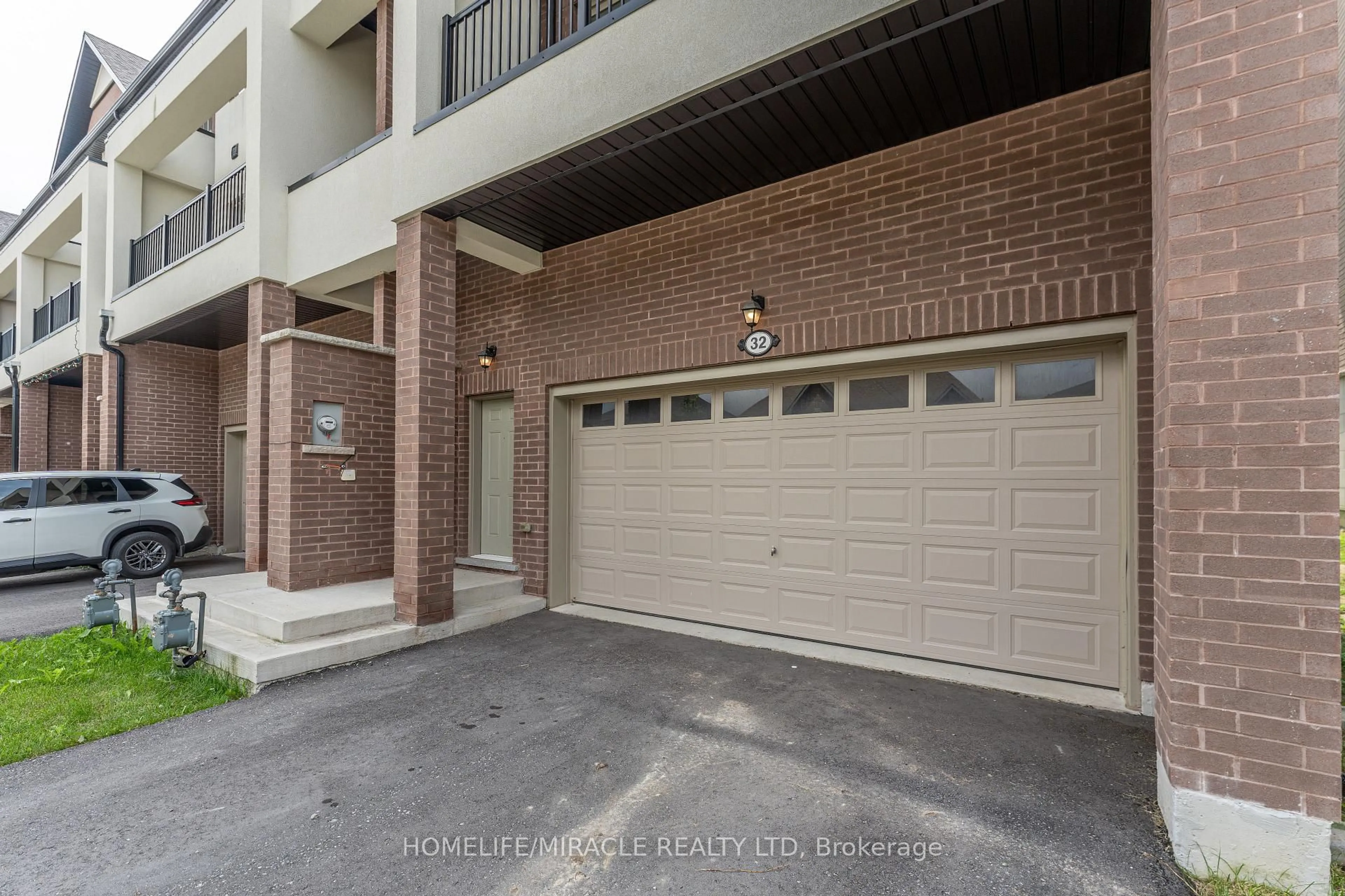 Indoor garage for 32 Alan Williams Tr, Uxbridge Ontario L9P 0R6