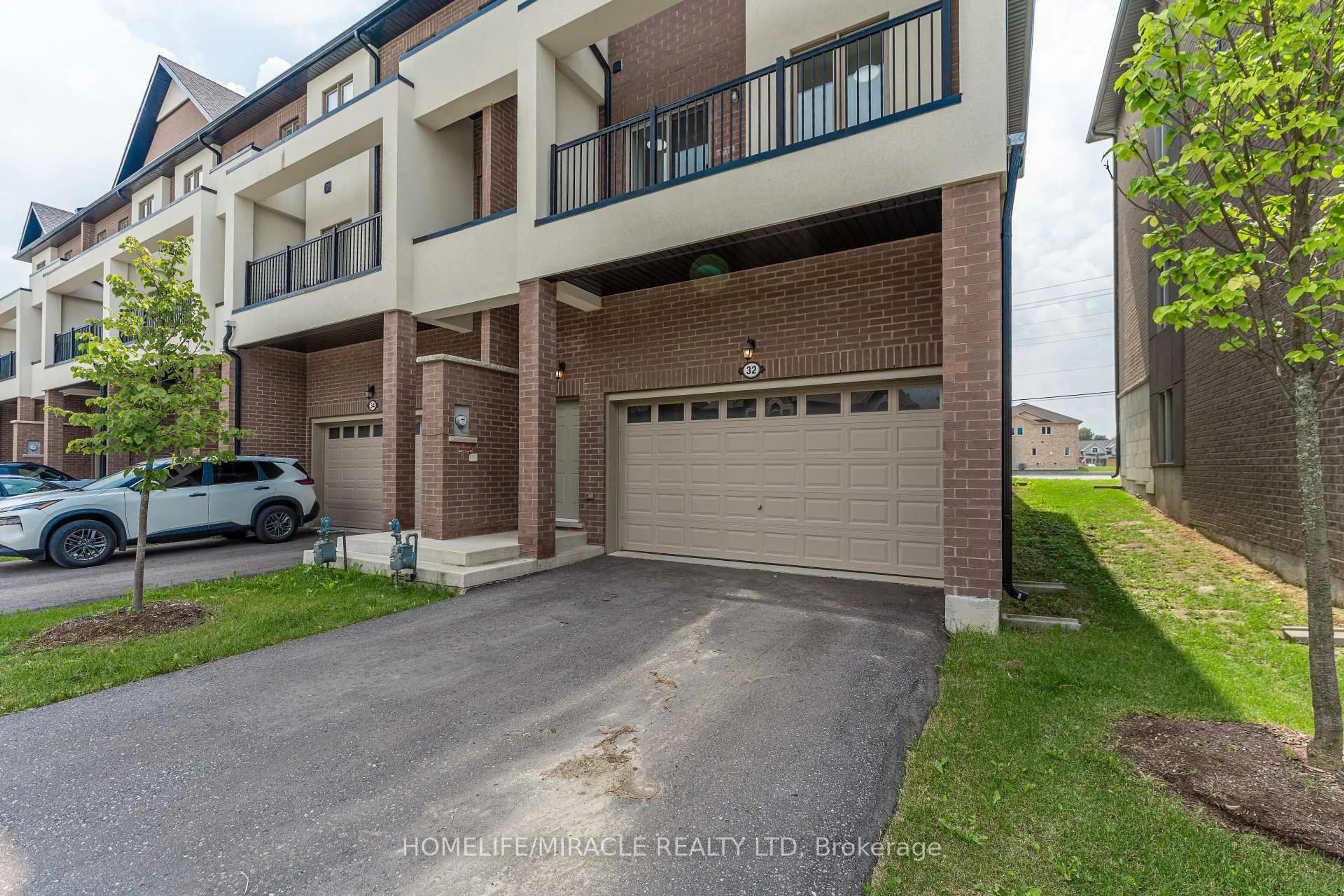 A pic from outside/outdoor area/front of a property/back of a property/a pic from drone, street for 32 Alan Williams Tr, Uxbridge Ontario L9P 0R6