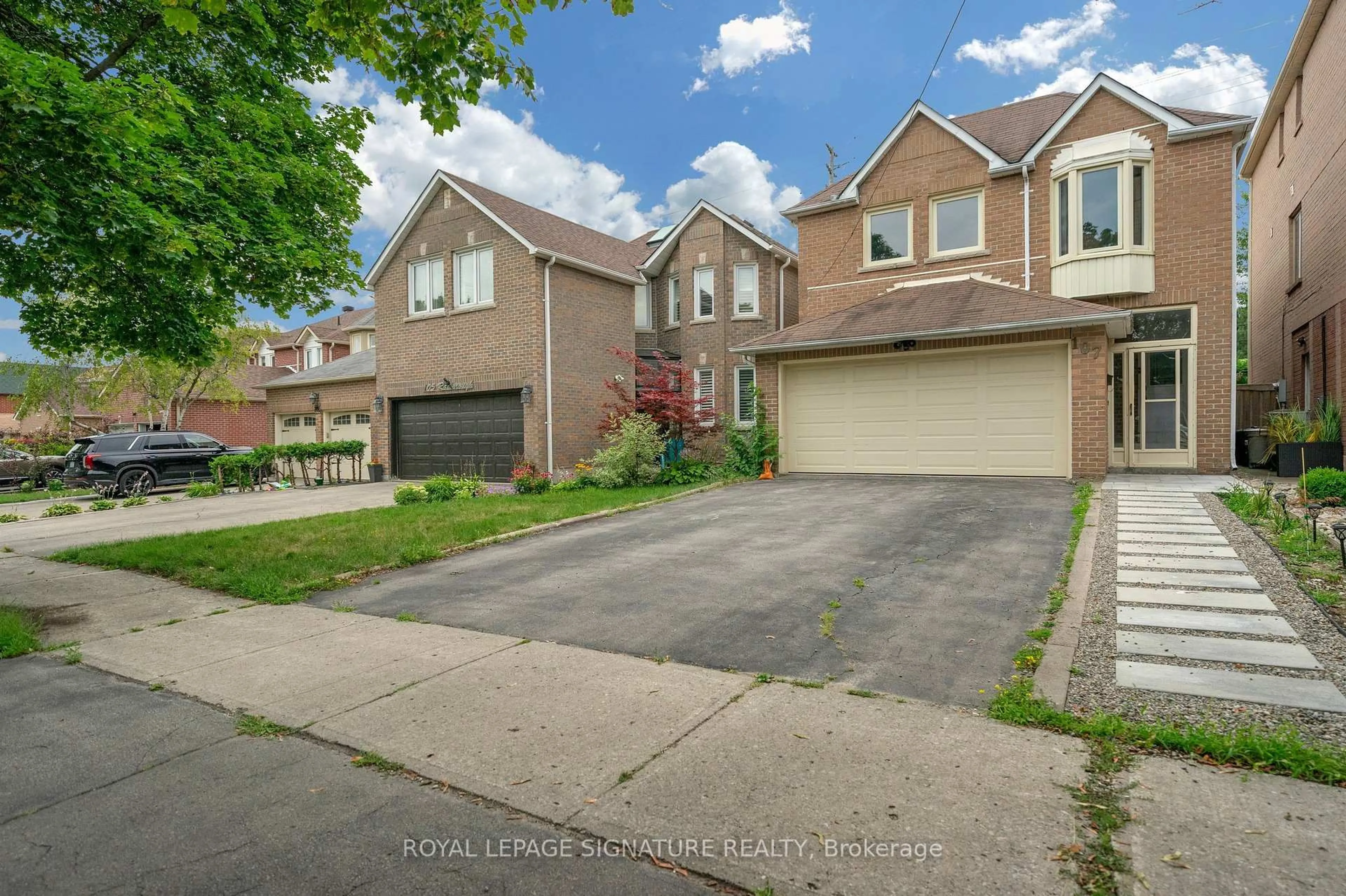 A pic from outside/outdoor area/front of a property/back of a property/a pic from drone, street for 107 Roxborough Lane, Vaughan Ontario L4J 4T5