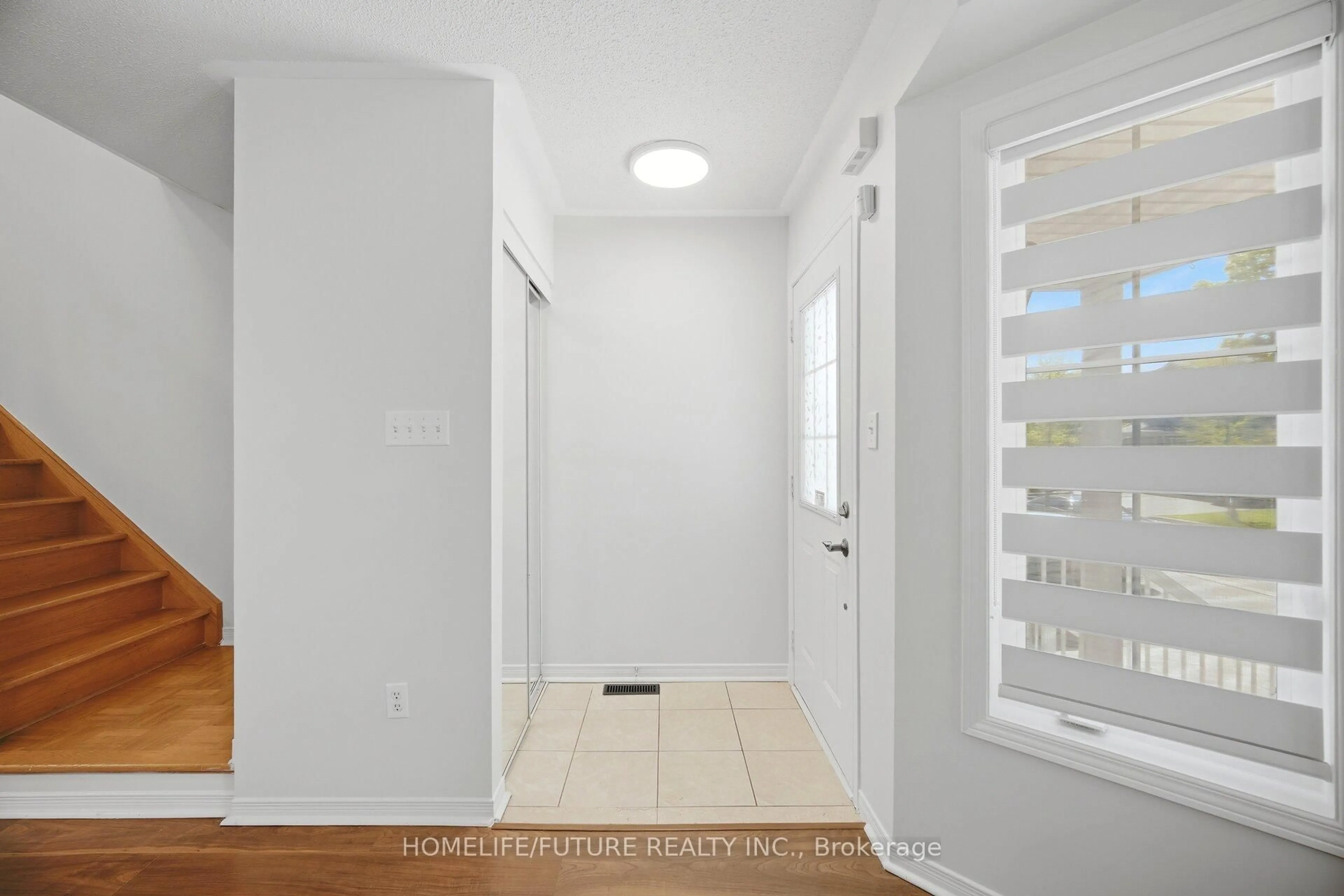 Indoor entryway for 32 Laurelhurst Cres, Vaughan Ontario L4H 2M8
