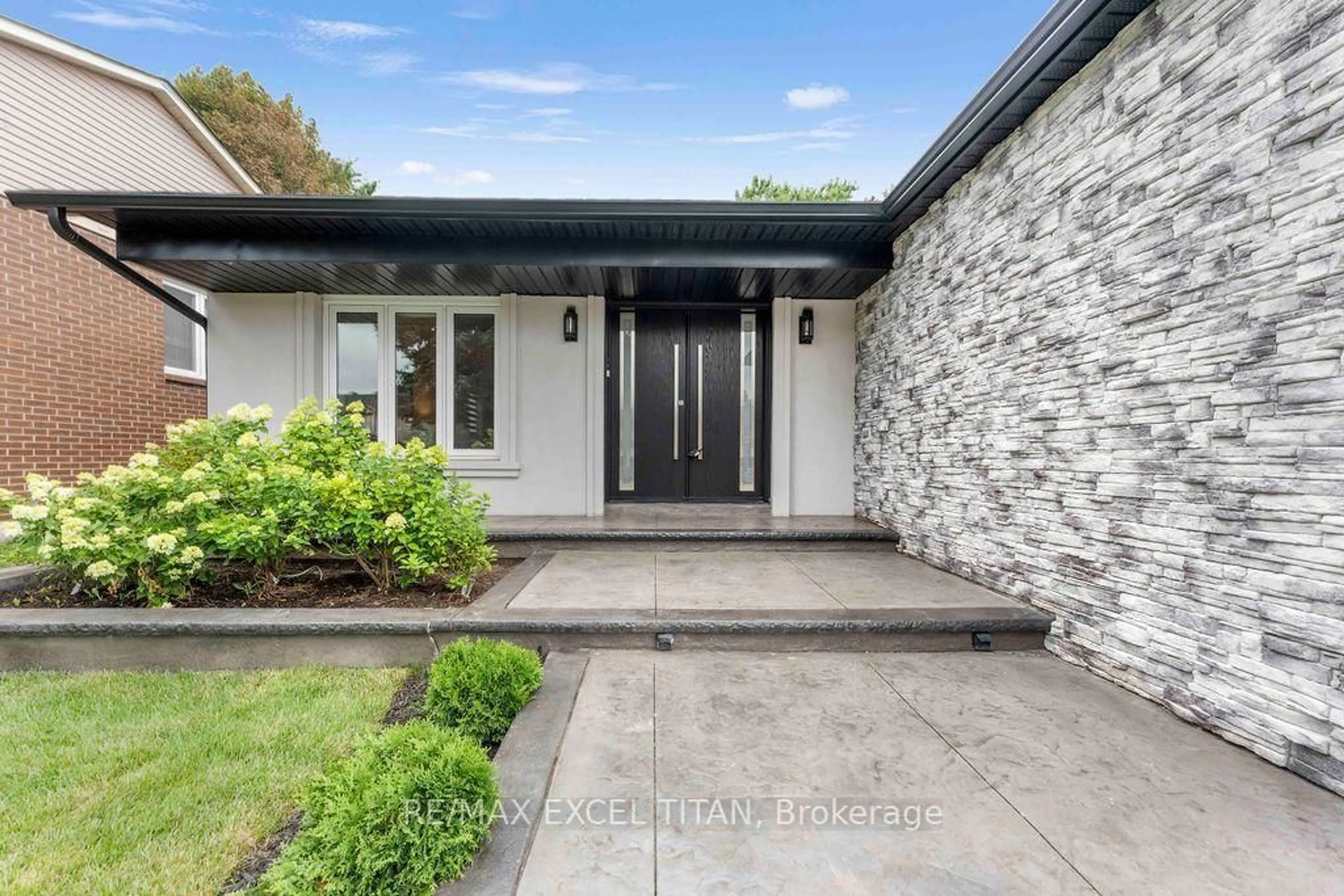 Home with brick exterior material, street for 258 Glenway Circ, Newmarket Ontario L3Y 7S7