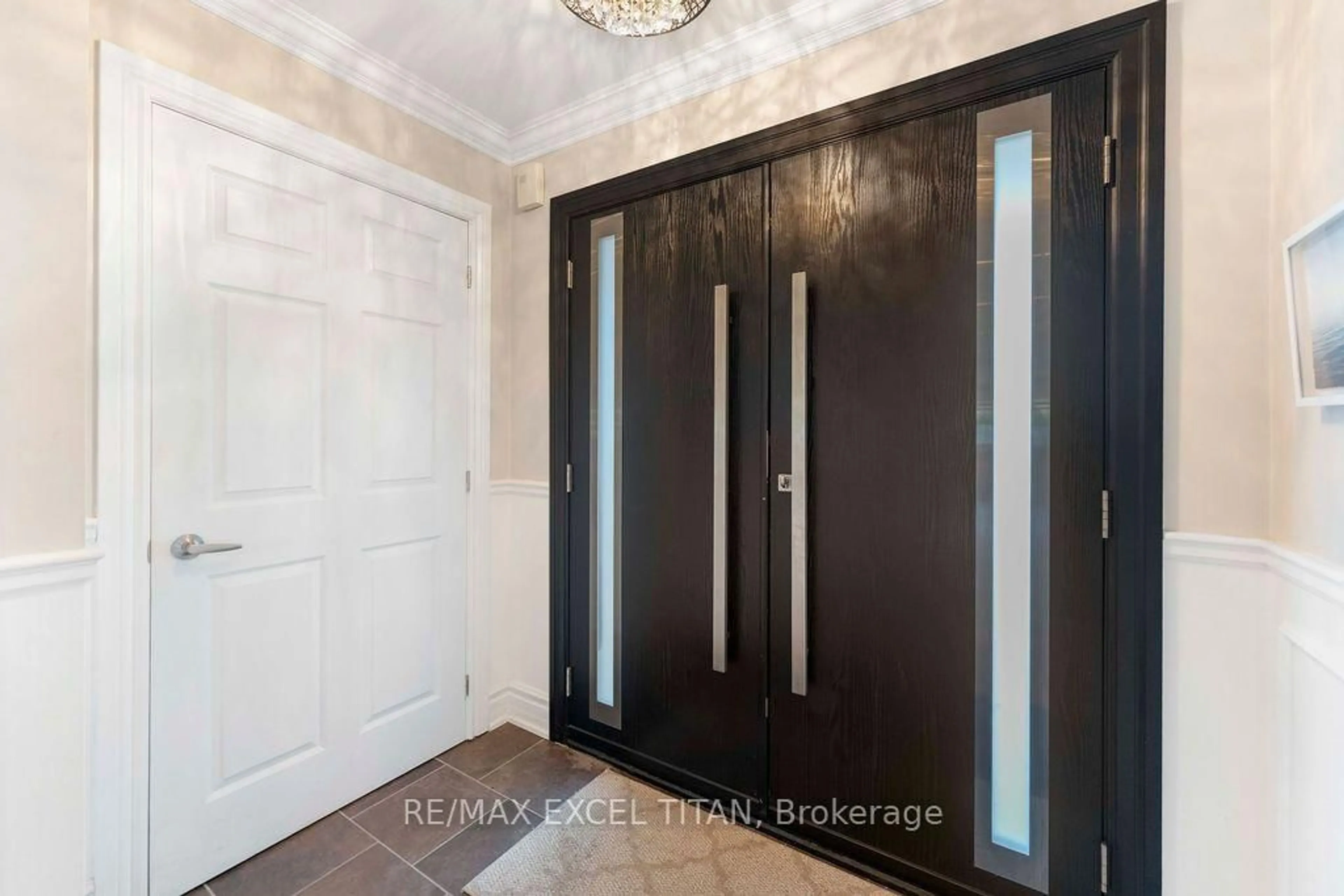 Indoor entryway for 258 Glenway Circ, Newmarket Ontario L3Y 7S7