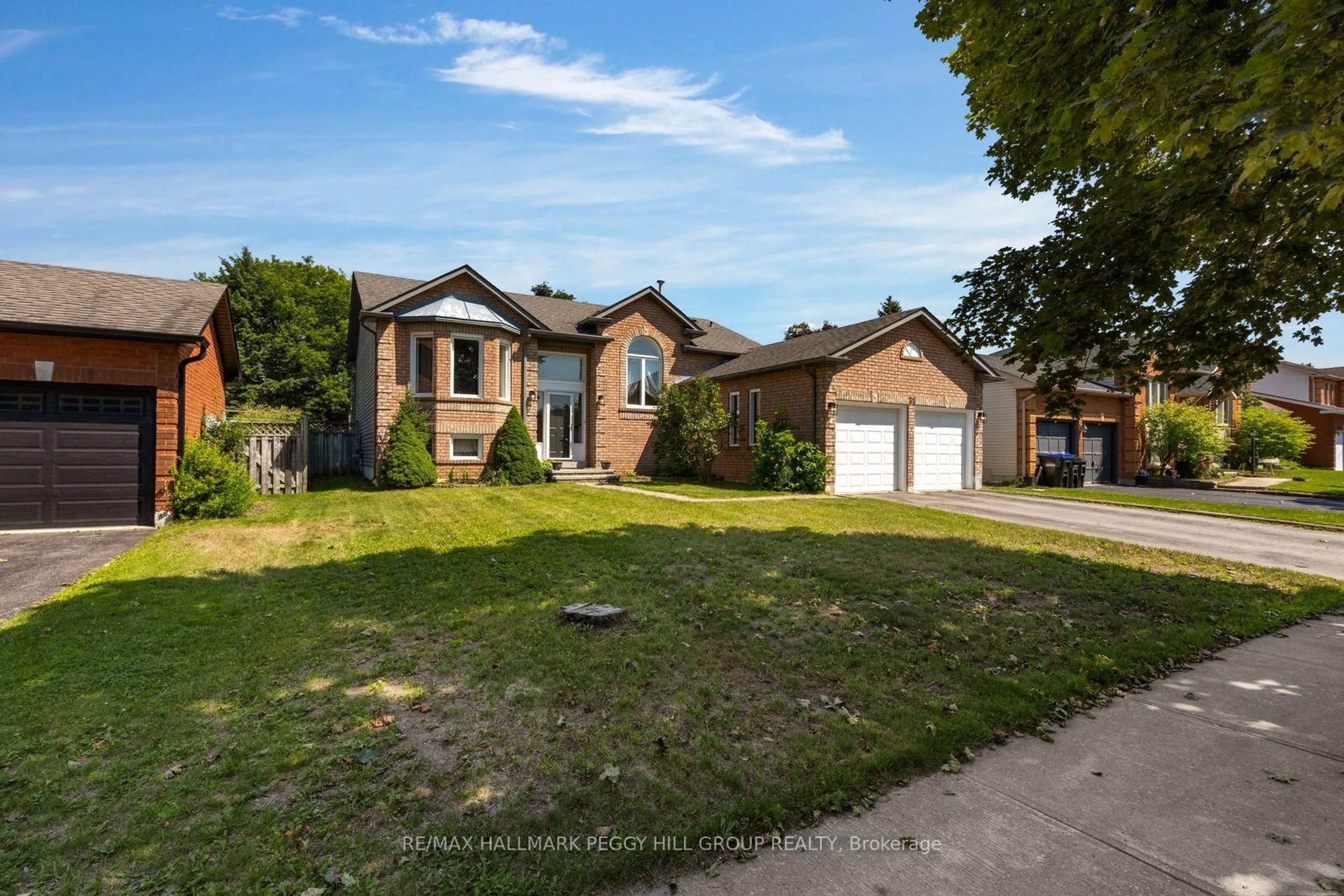 A pic from outside/outdoor area/front of a property/back of a property/a pic from drone, street for 31 Edenbridge Dr, Essa Ontario L3W 0K7