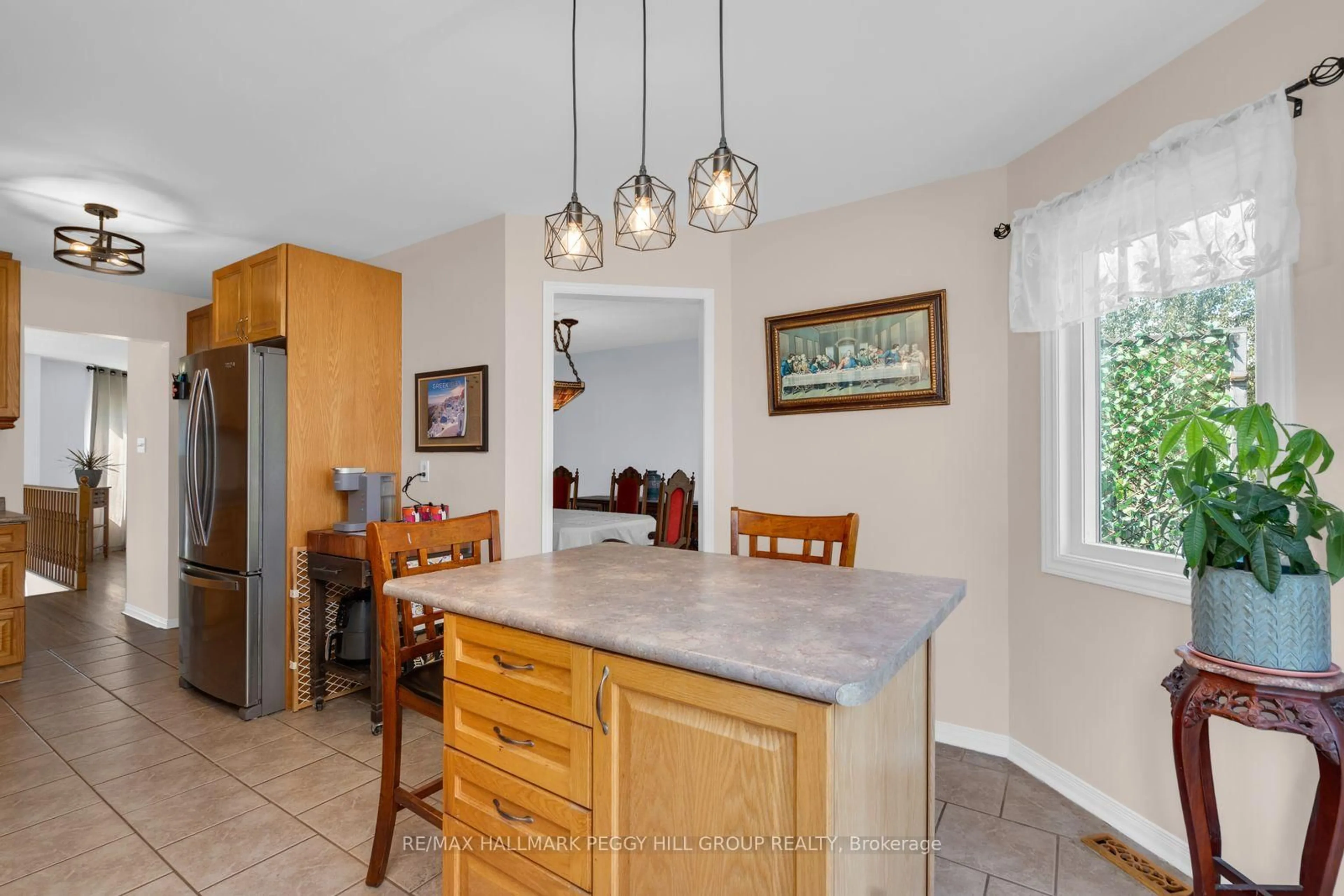 Open concept kitchen, ceramic/tile floor for 31 Edenbridge Dr, Essa Ontario L3W 0K7