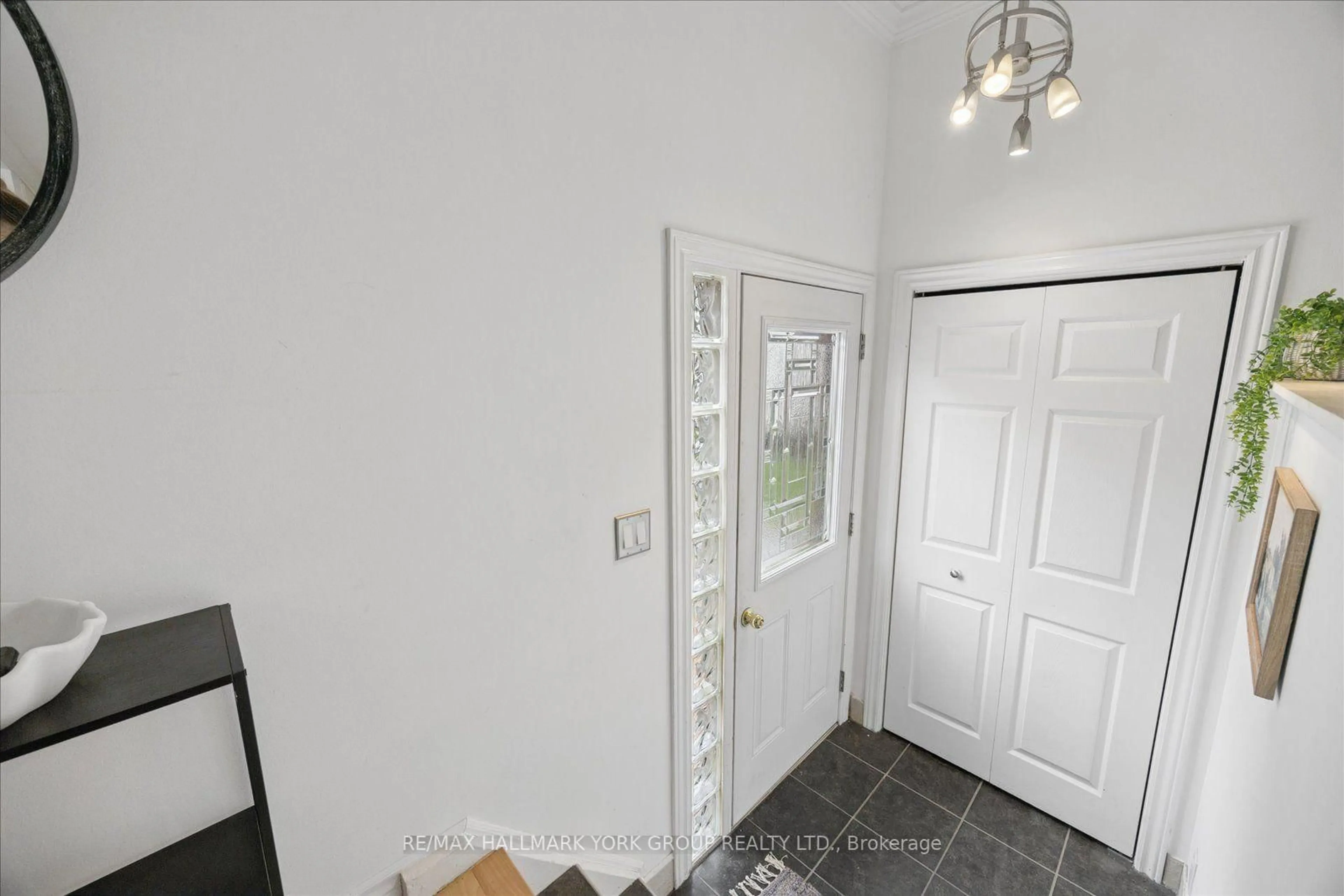 Indoor entryway for 25765 Maple Beach Rd, Brock Ontario L0K 1A0