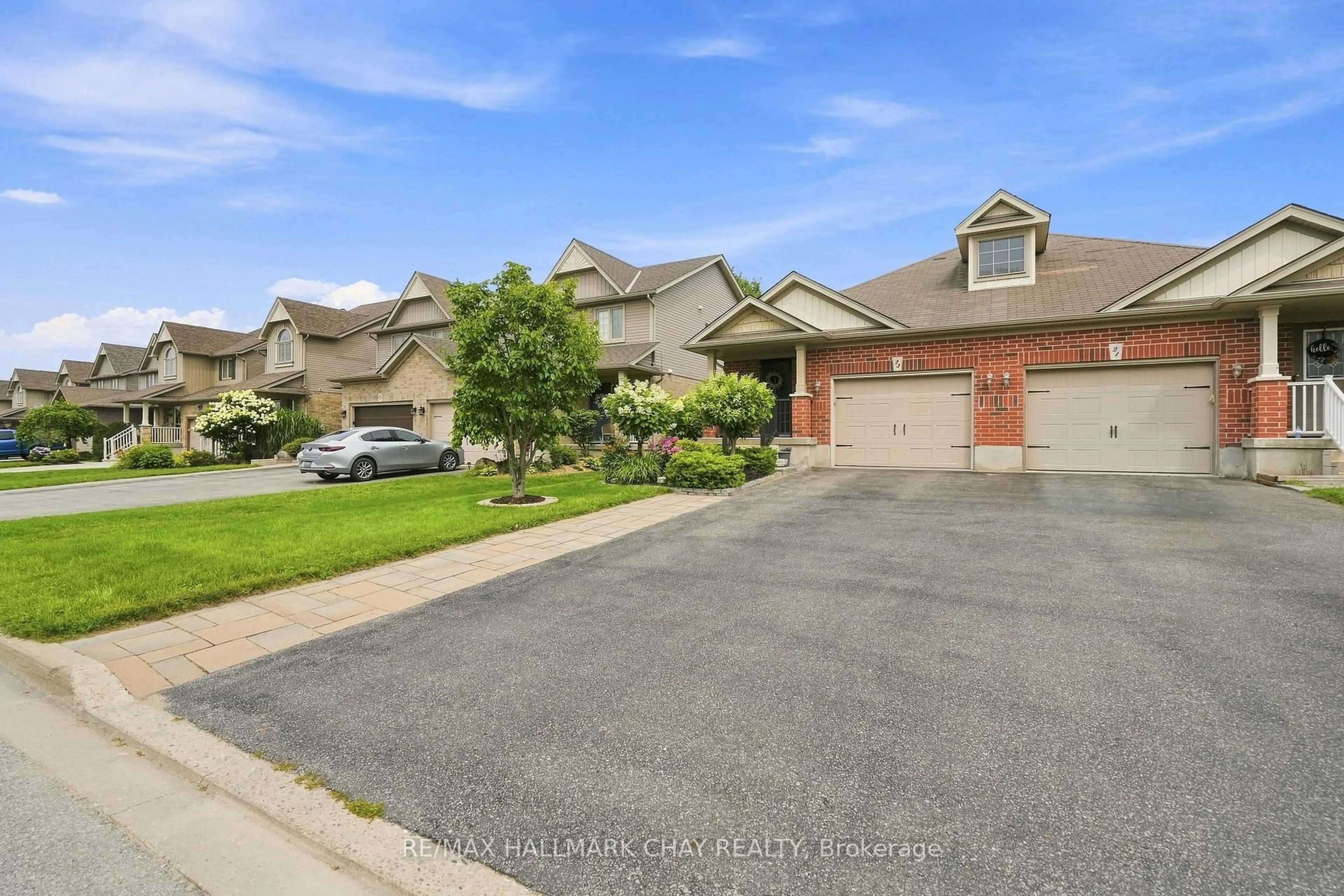 A pic from outside/outdoor area/front of a property/back of a property/a pic from drone, street for 23 Banting Cres, Essa Ontario L3W 0P3