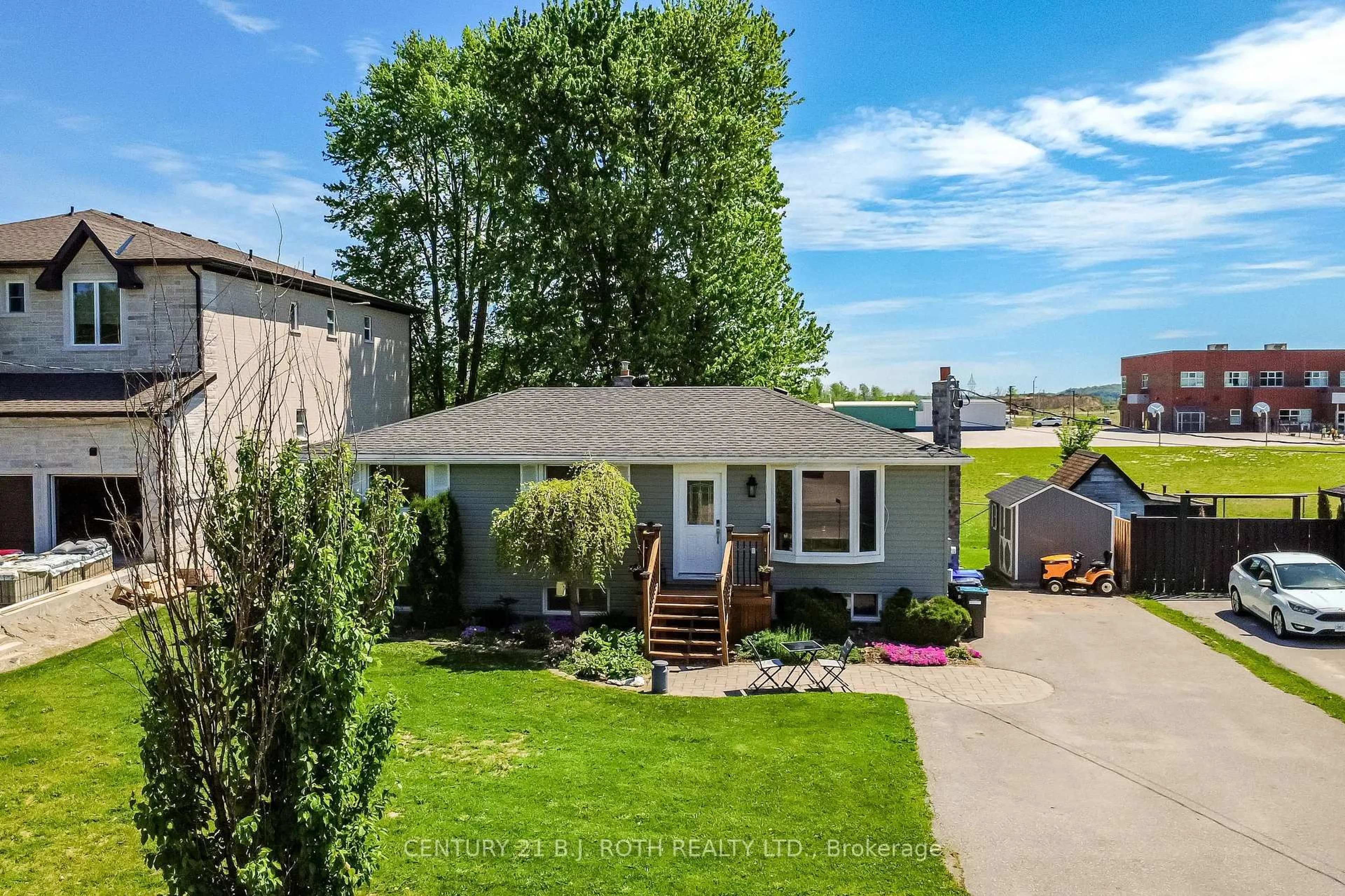 A pic from outside/outdoor area/front of a property/back of a property/a pic from drone, street for 671 Simcoe Rd, Bradford West Gwillimbury Ontario L3Z 4B4