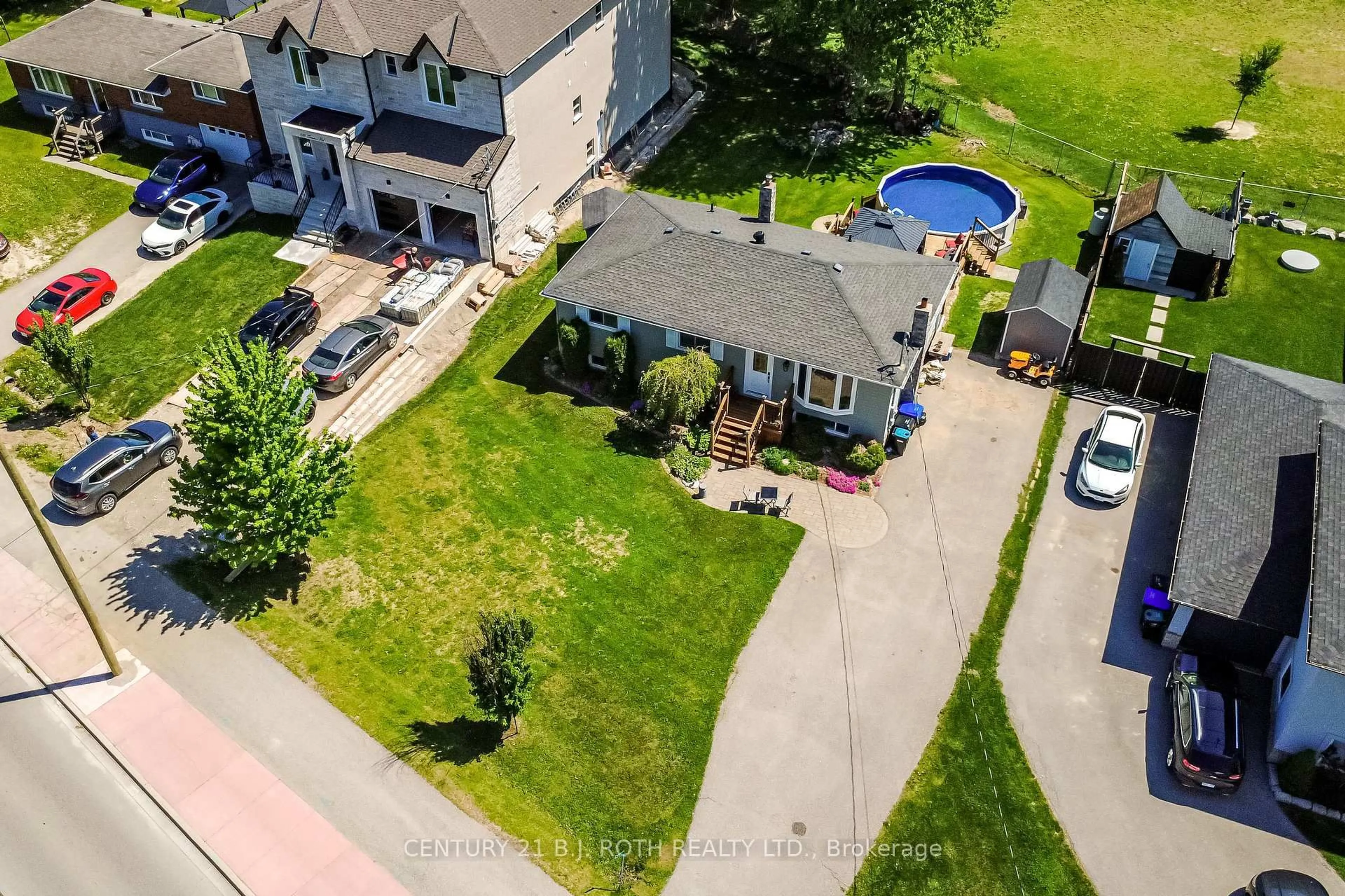 A pic from outside/outdoor area/front of a property/back of a property/a pic from drone, street for 671 Simcoe Rd, Bradford West Gwillimbury Ontario L3Z 4B4