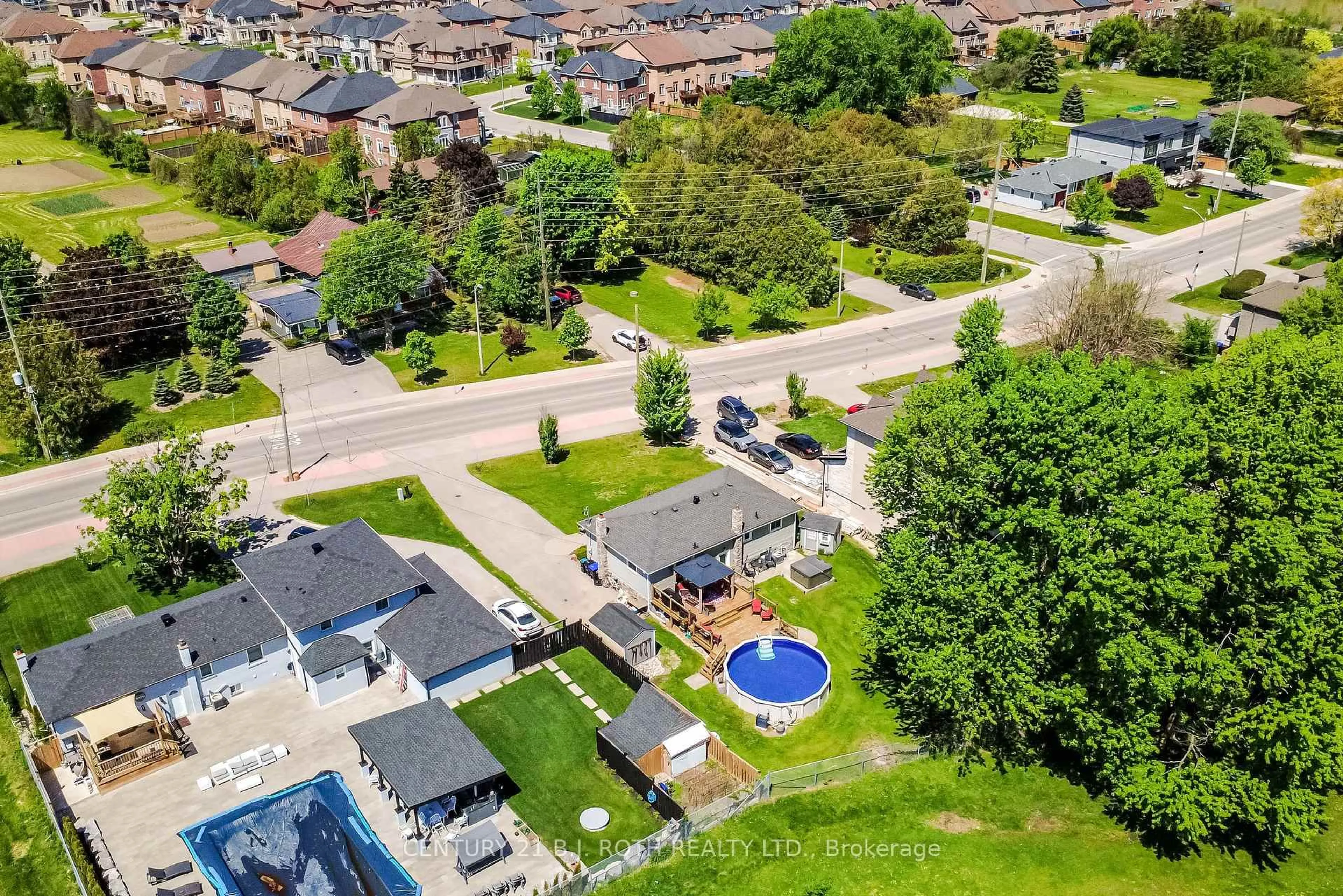 A pic from outside/outdoor area/front of a property/back of a property/a pic from drone, street for 671 Simcoe Rd, Bradford West Gwillimbury Ontario L3Z 4B4
