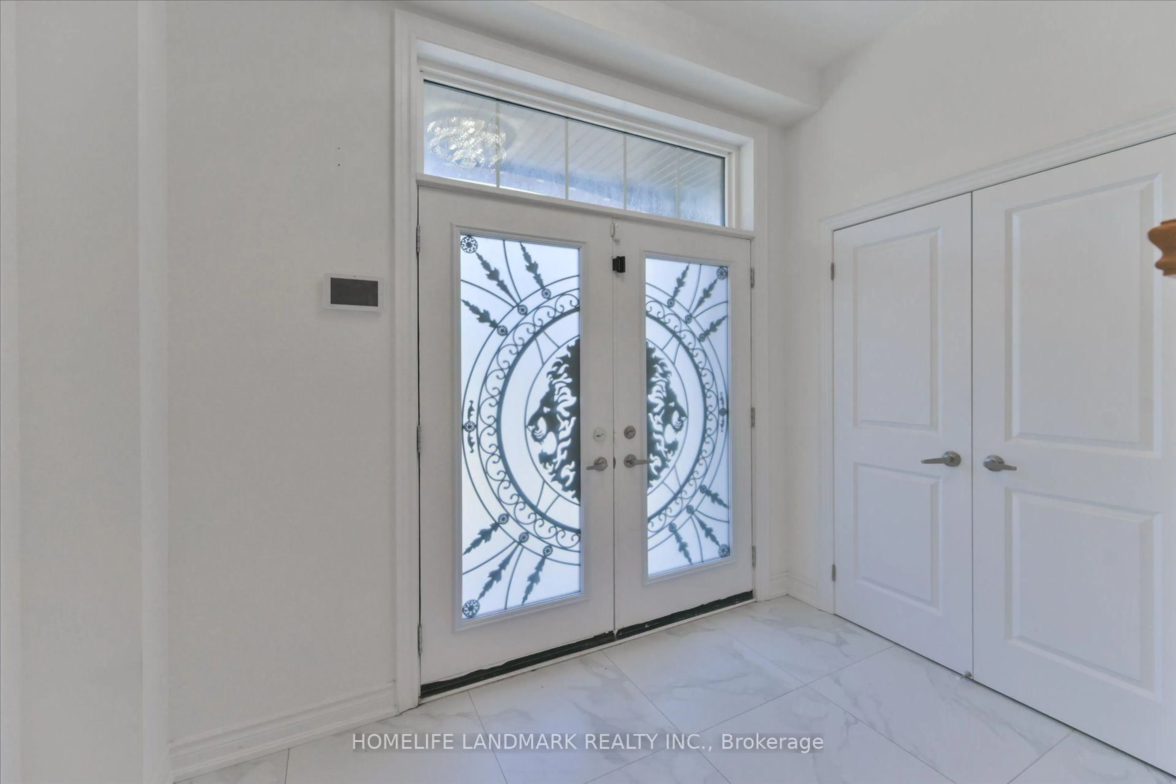Indoor entryway for 40 Boiton St, Richmond Hill Ontario L4S 0M1