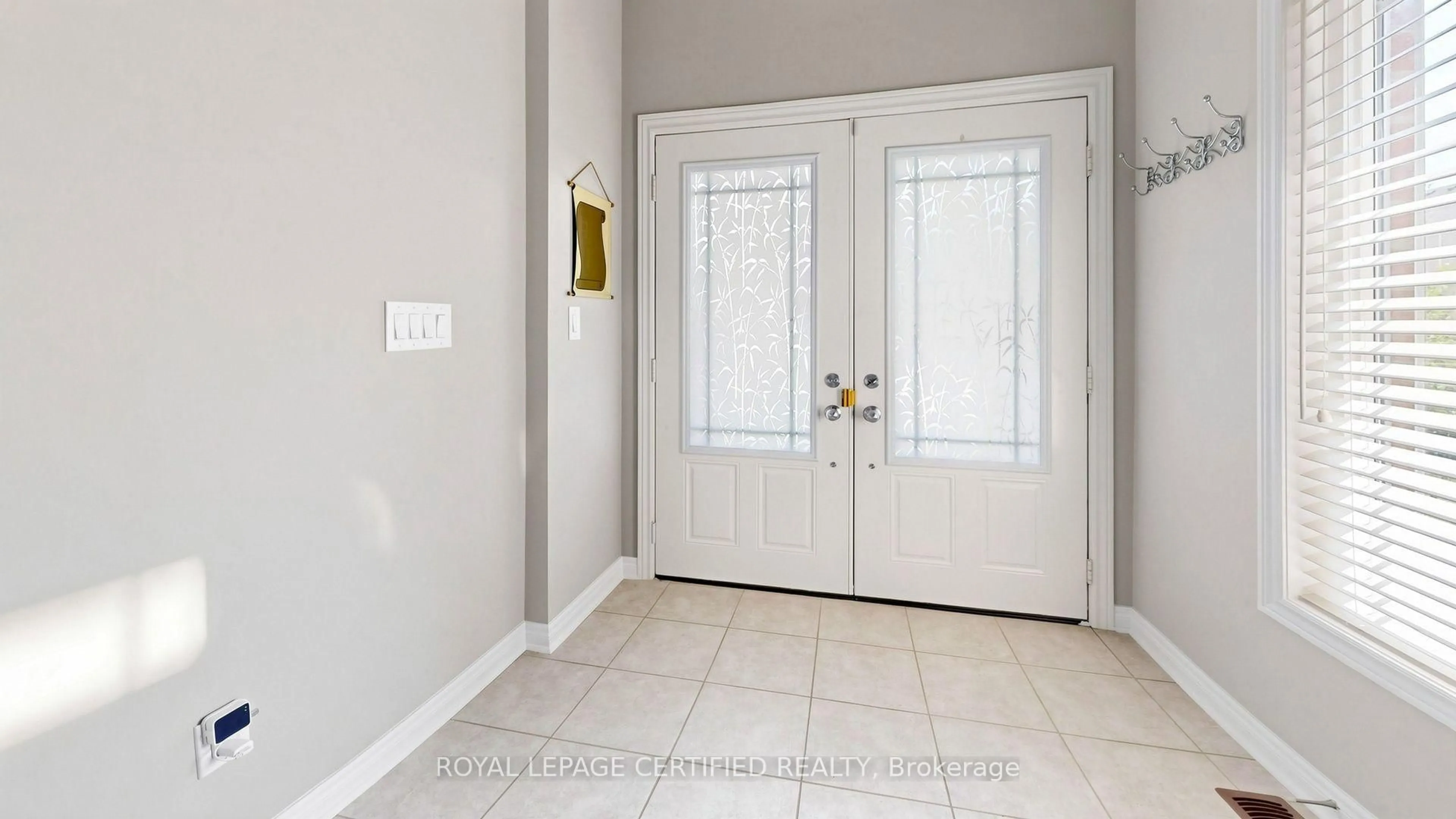 Indoor entryway for 153 Romanelli Cres, Bradford West Gwillimbury Ontario L3Z 0X6