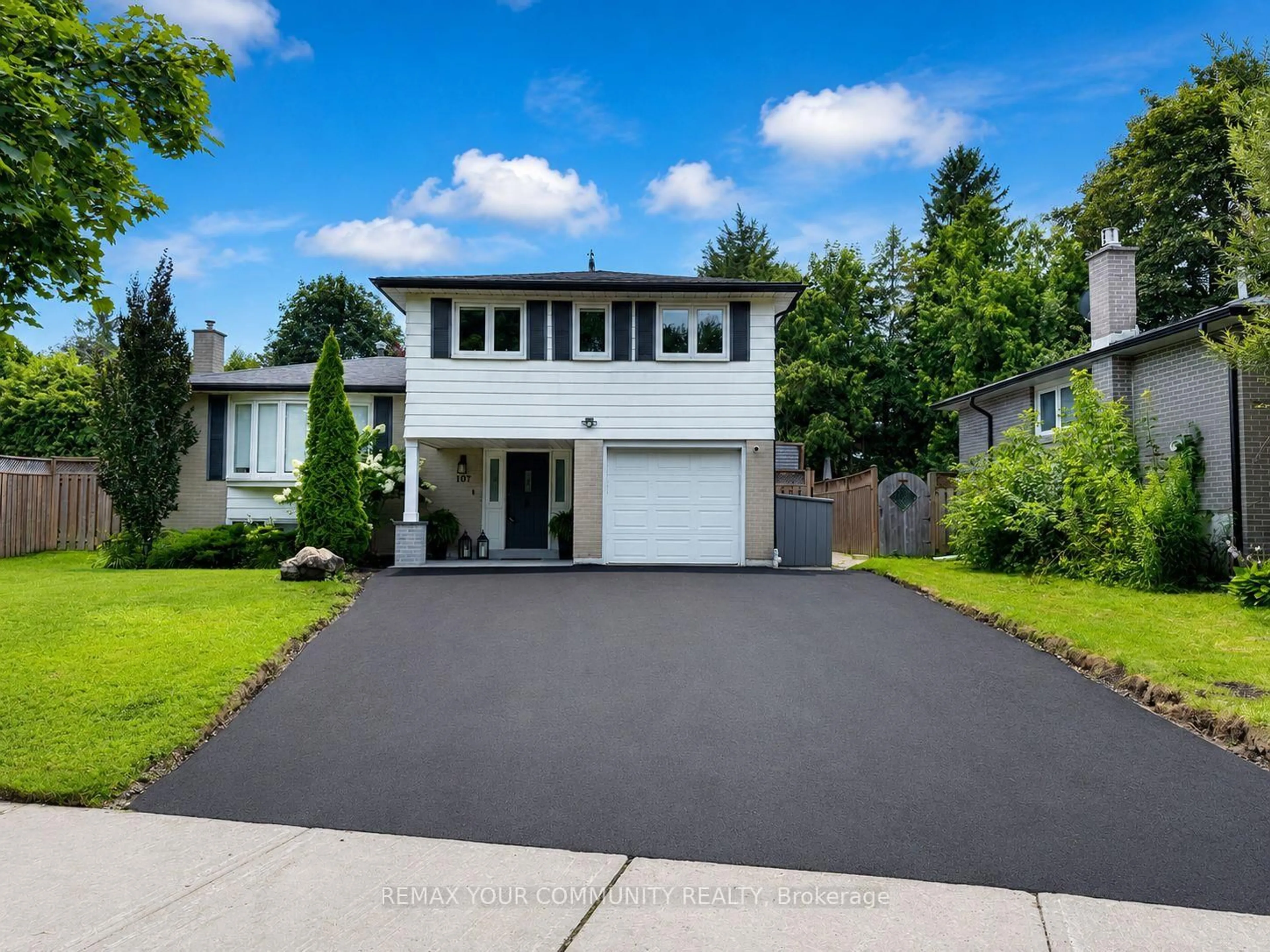 Home with vinyl exterior material, street for 107 Orchard Heights, Aurora Ontario L4G 2Z8