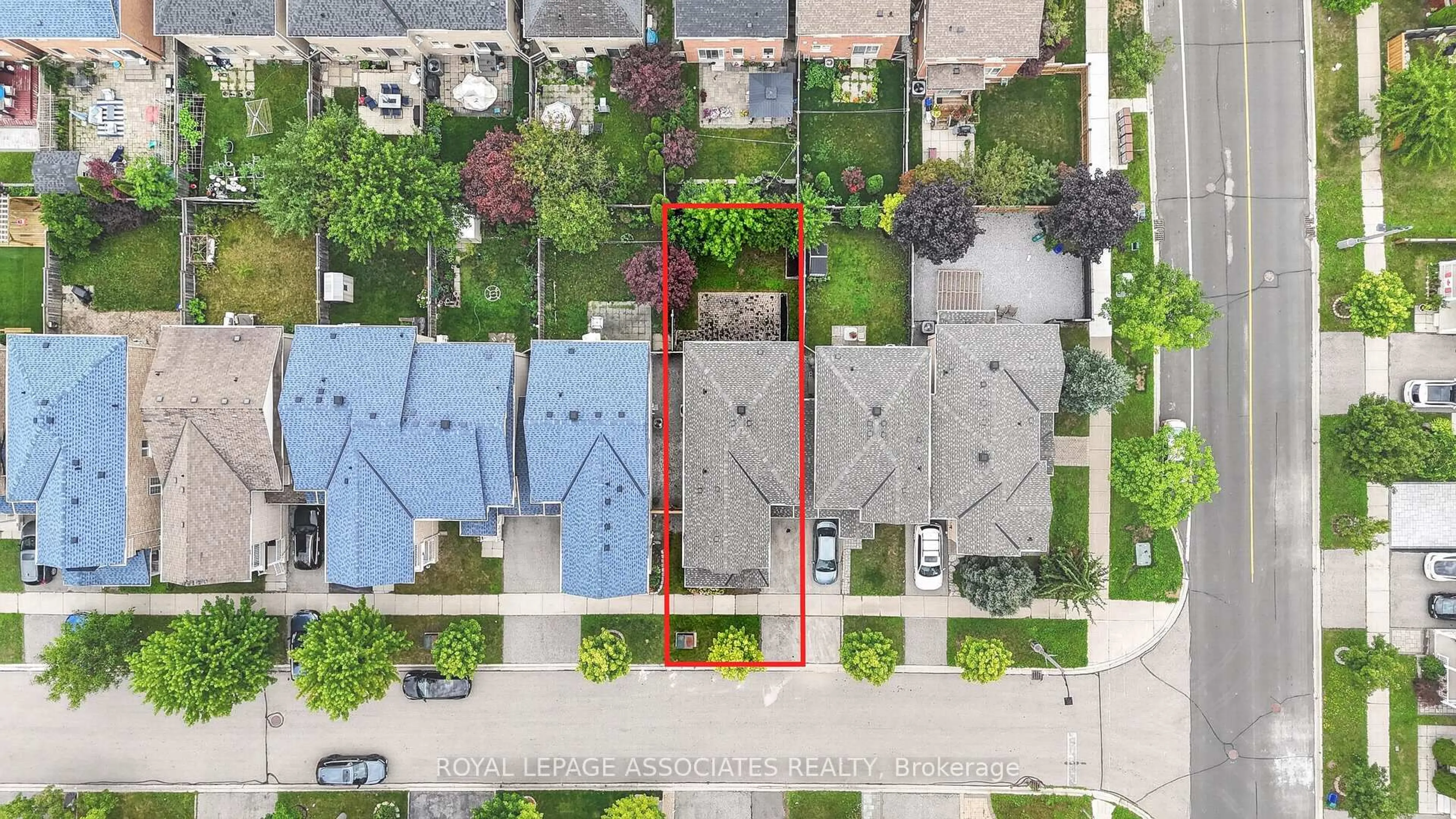 A pic from outside/outdoor area/front of a property/back of a property/a pic from drone, street for 6 Radmore Pl, Markham Ontario L6B 0G7