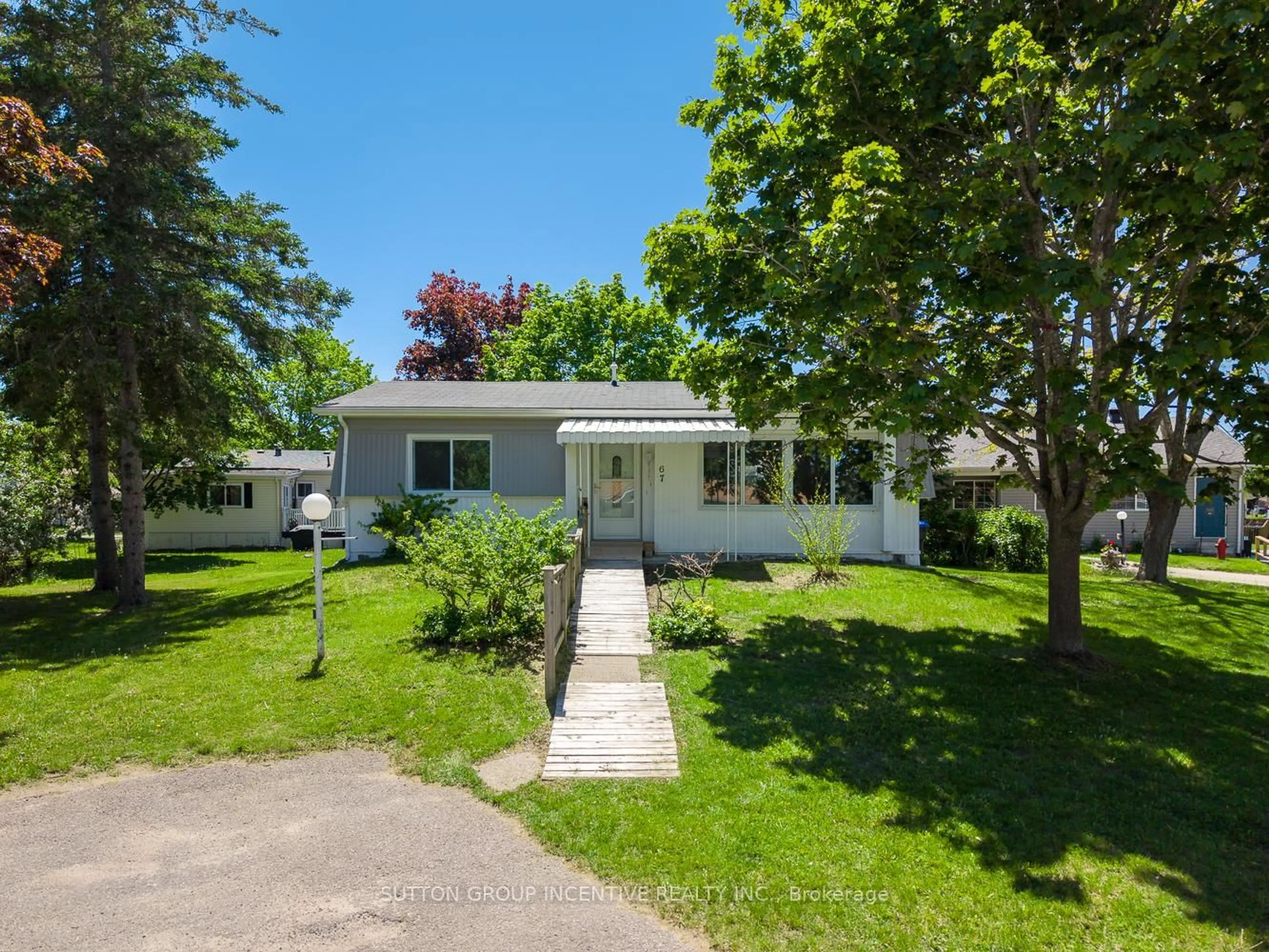 A pic from outside/outdoor area/front of a property/back of a property/a pic from drone, street for 67 Main St, Innisfil Ontario L9S 1N2