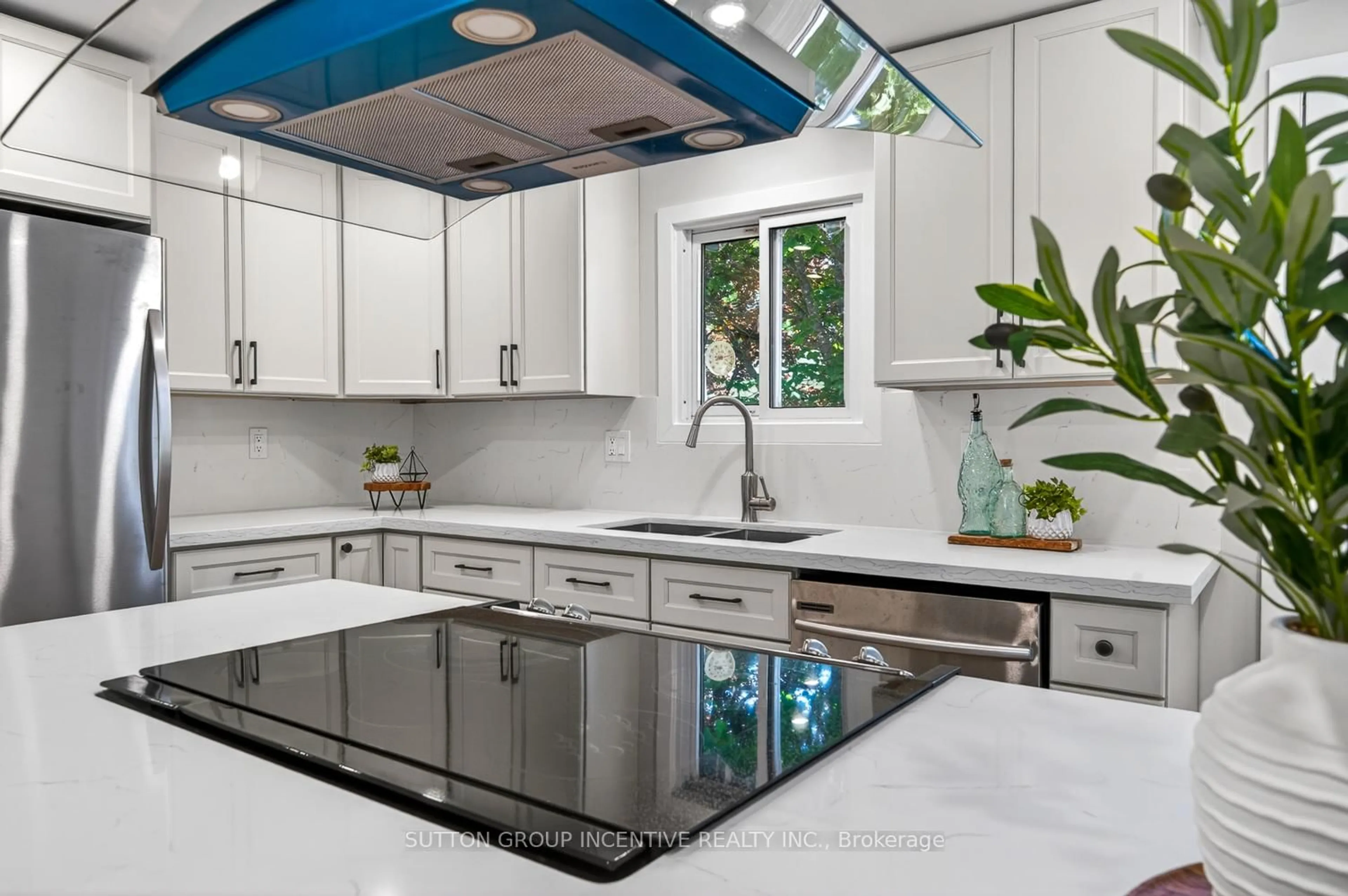 Contemporary kitchen, ceramic/tile floor for 67 Main St, Innisfil Ontario L9S 1N2