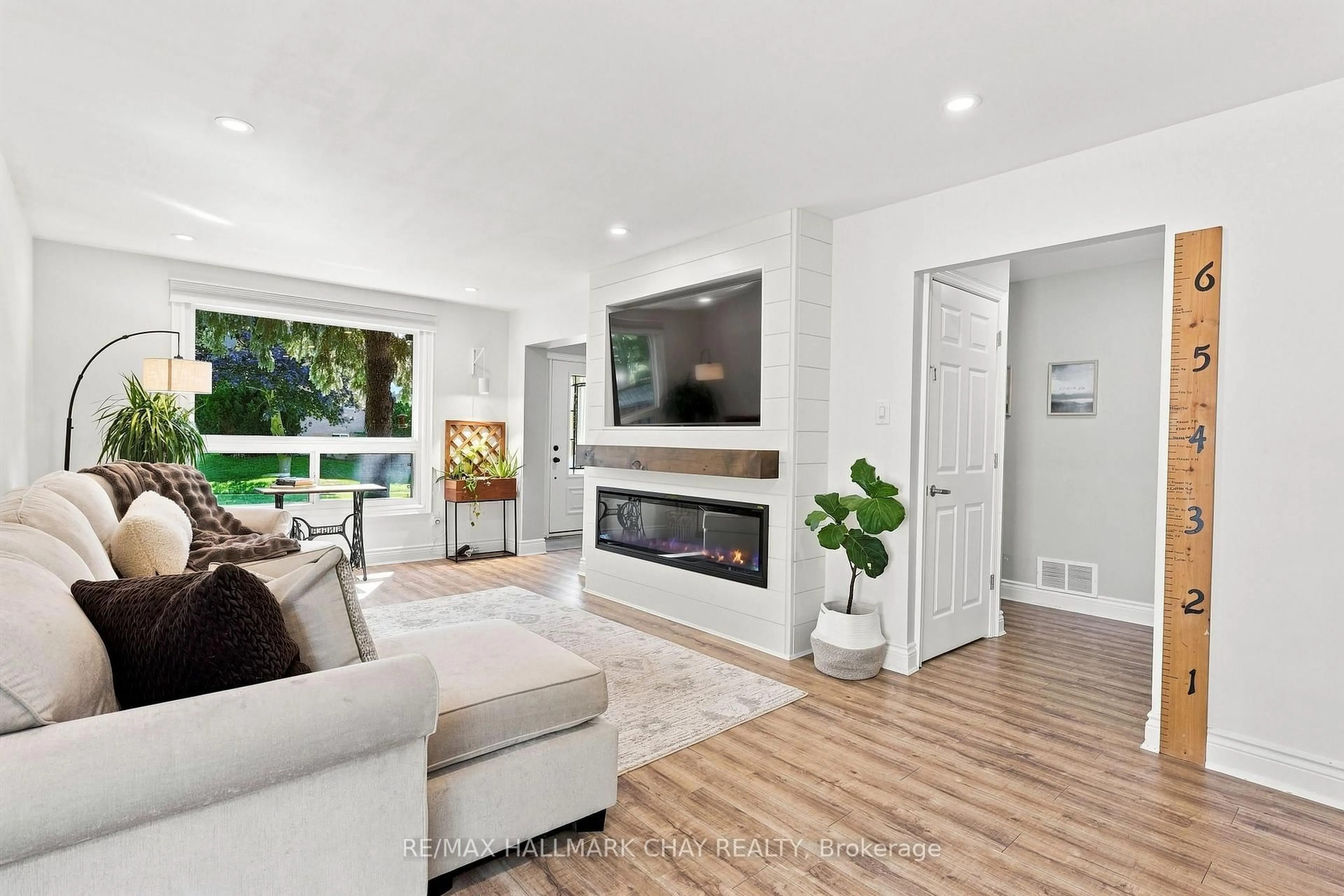 Living room with furniture, unknown for 278 Carlisle St, Newmarket Ontario L3Y 6C1