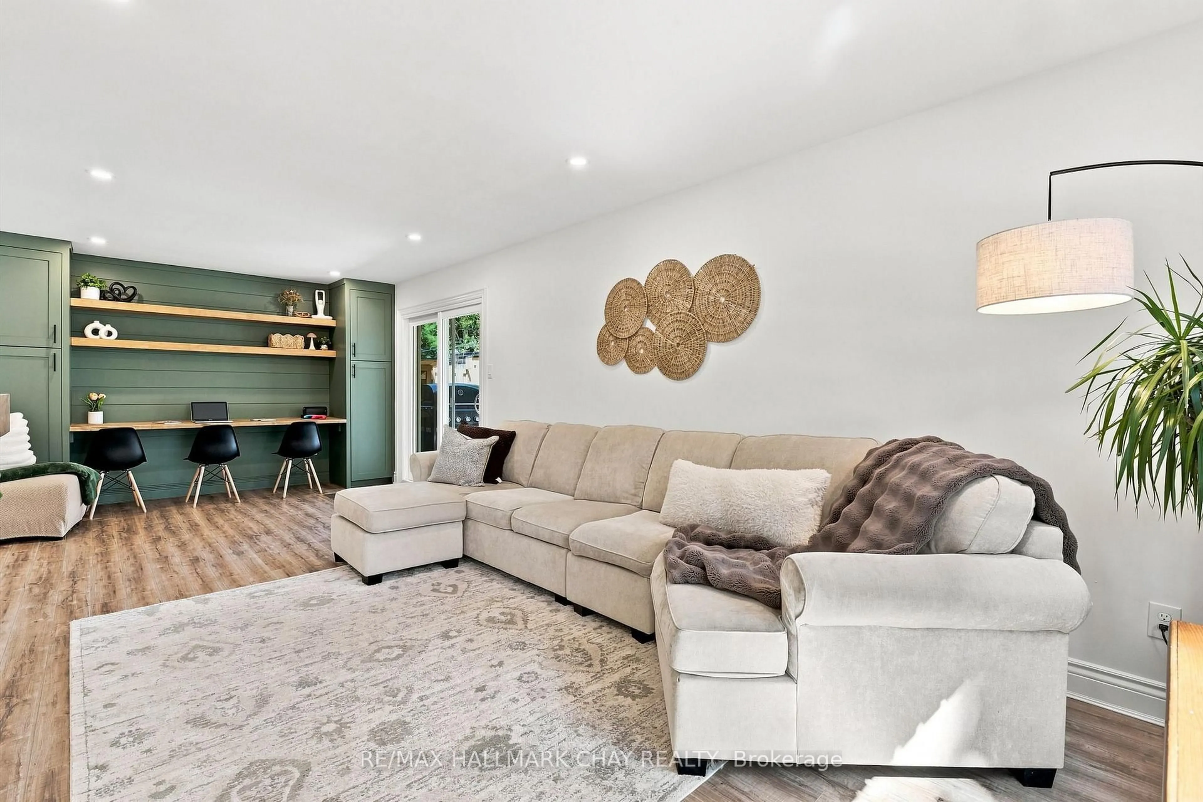 Living room with furniture, unknown for 278 Carlisle St, Newmarket Ontario L3Y 6C1