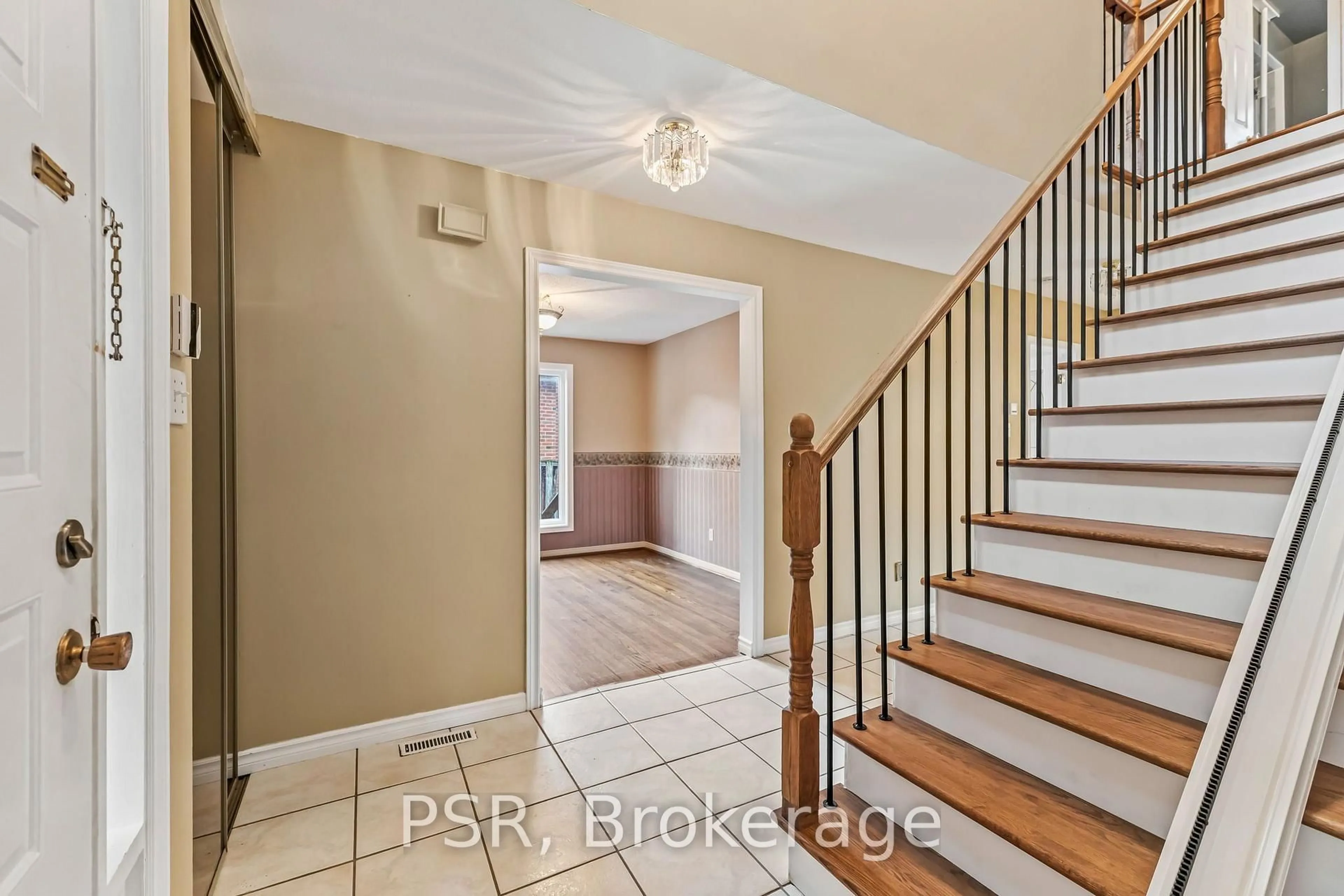 Indoor entryway for 6 Lippincott Crt, Richmond Hill Ontario L4C 7M5