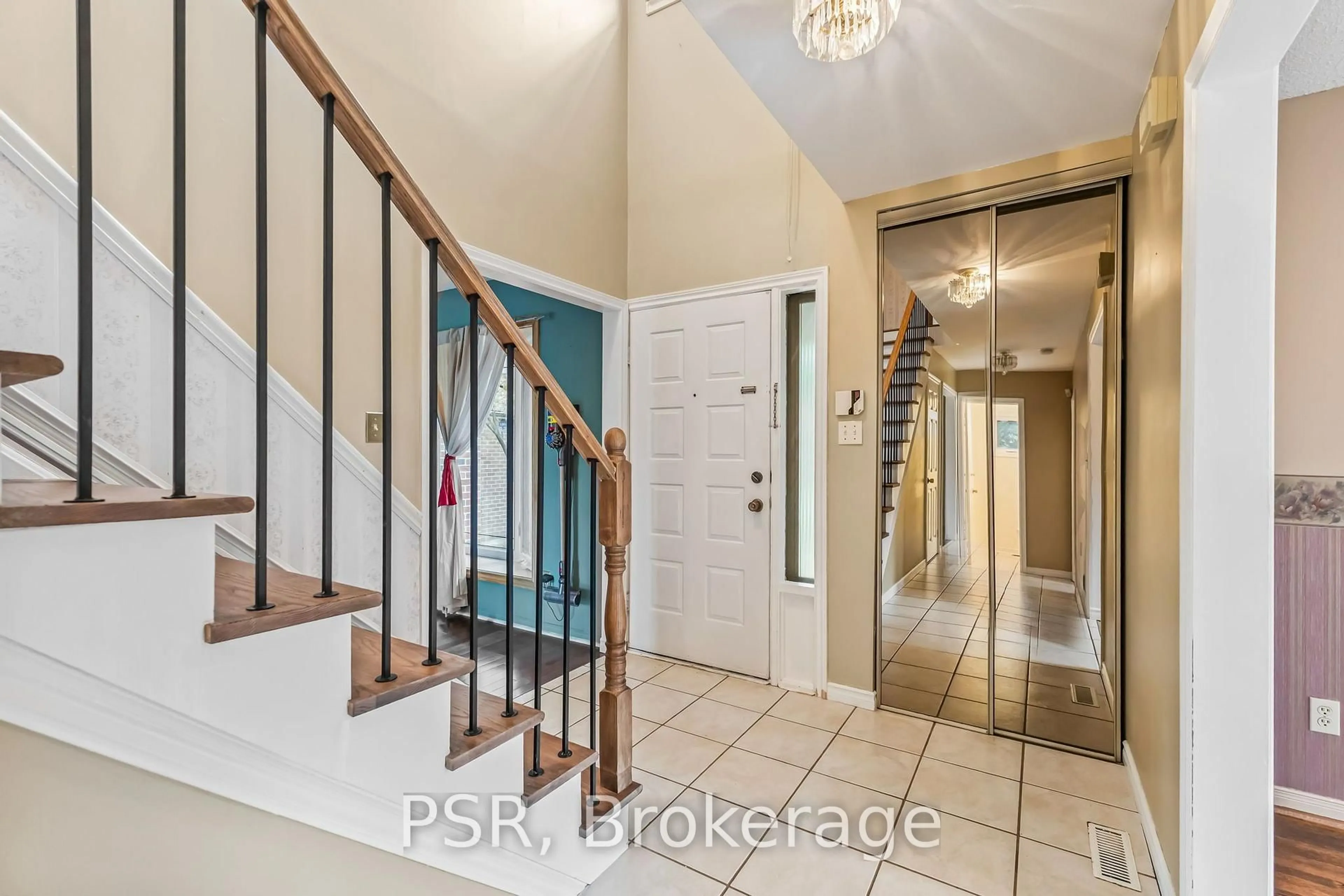 Indoor entryway for 6 Lippincott Crt, Richmond Hill Ontario L4C 7M5