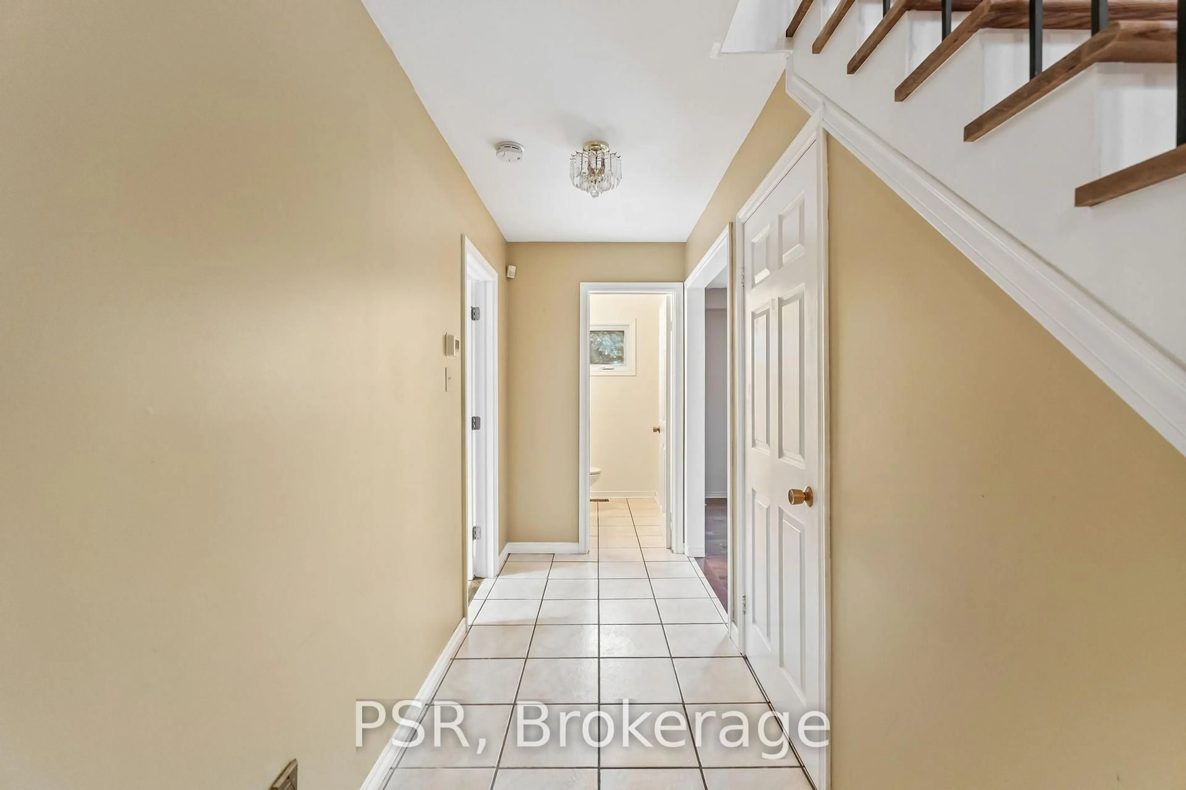 Indoor entryway for 6 Lippincott Crt, Richmond Hill Ontario L4C 7M5