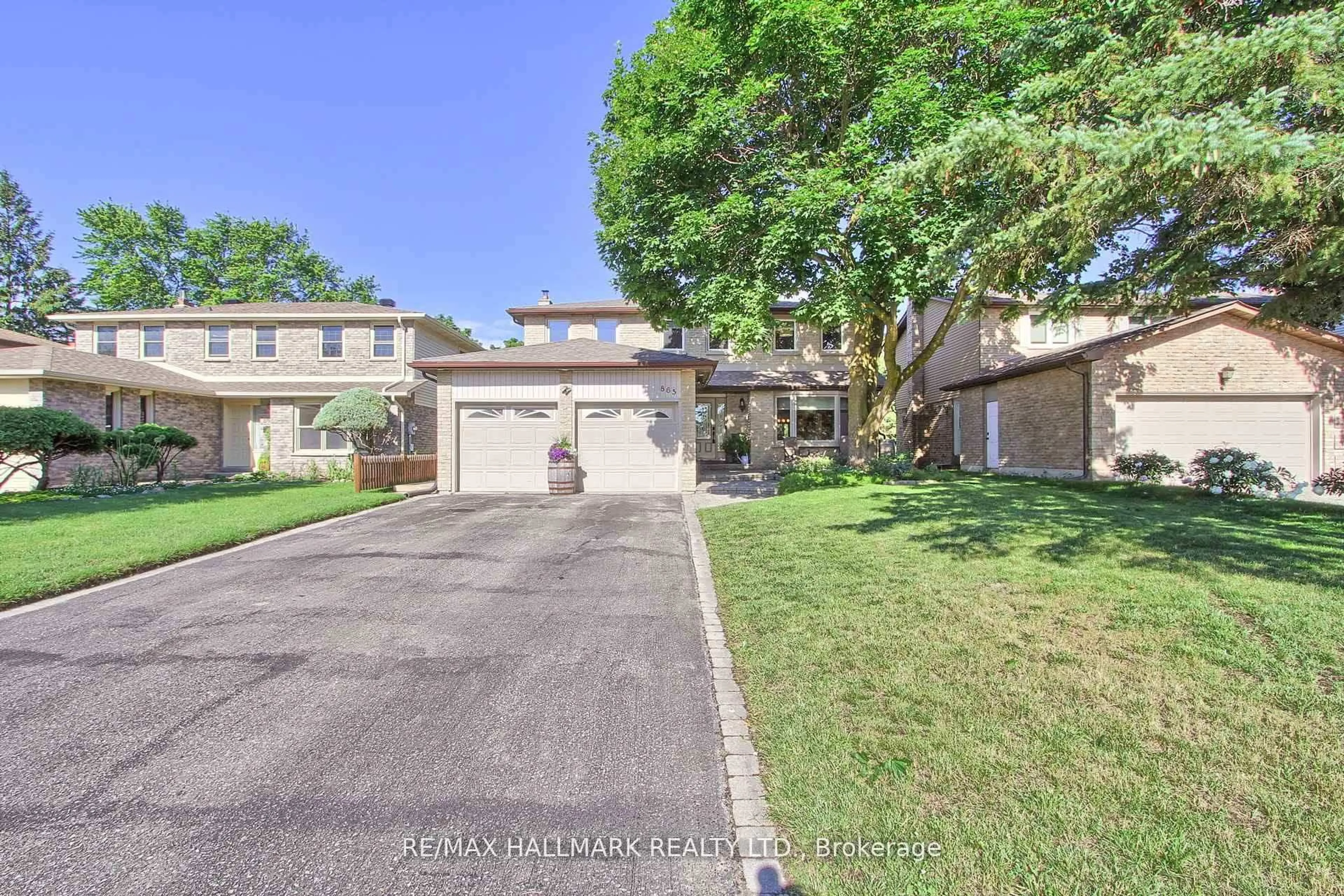 A pic from outside/outdoor area/front of a property/back of a property/a pic from drone, street for 865 Arnold Cres, Newmarket Ontario L3Y 2E4