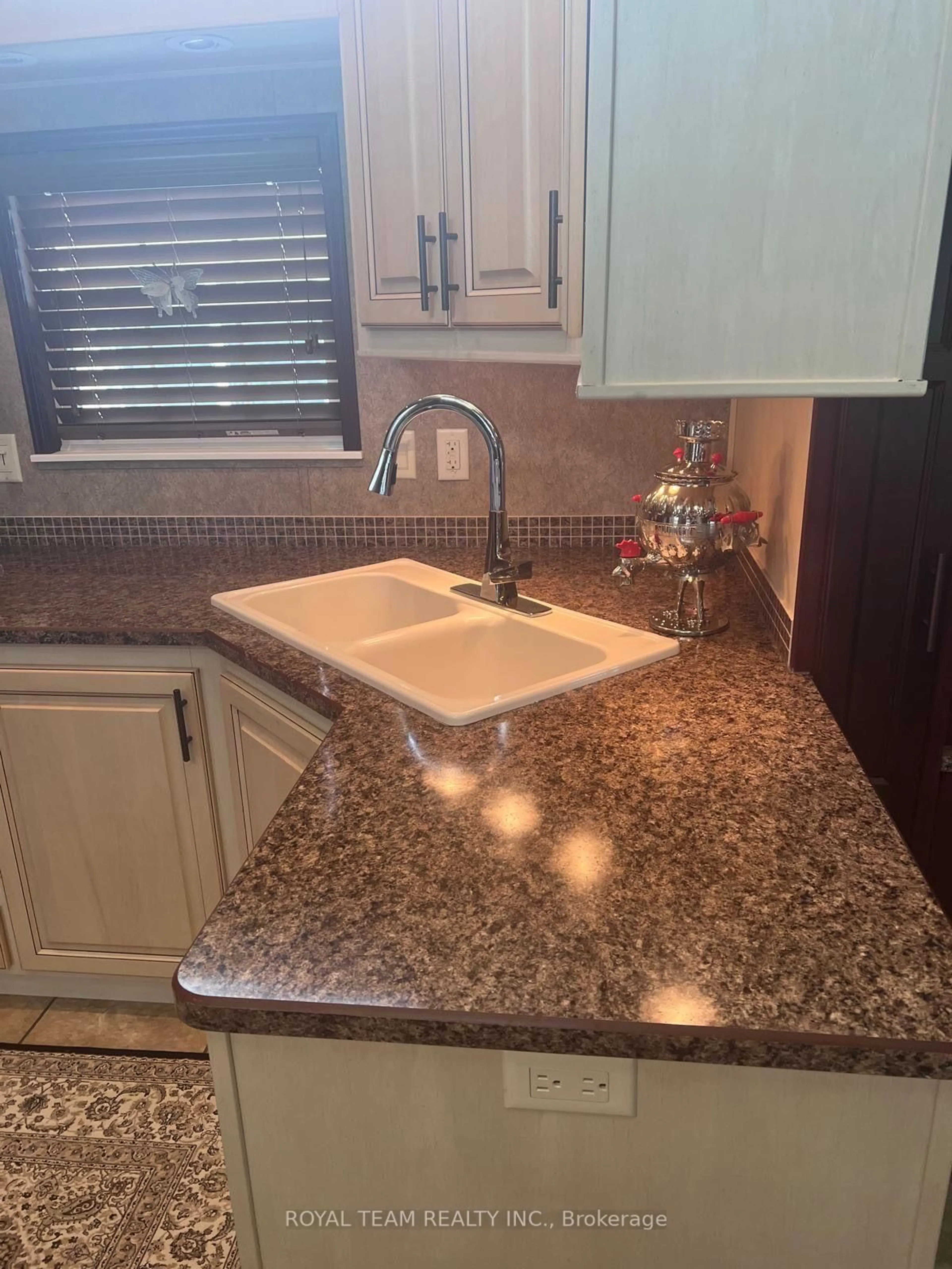 Contemporary kitchen, ceramic/tile floor for 15014 Ninth Line #Eastdale 24, Whitchurch-Stouffville Ontario L4A 2Y3