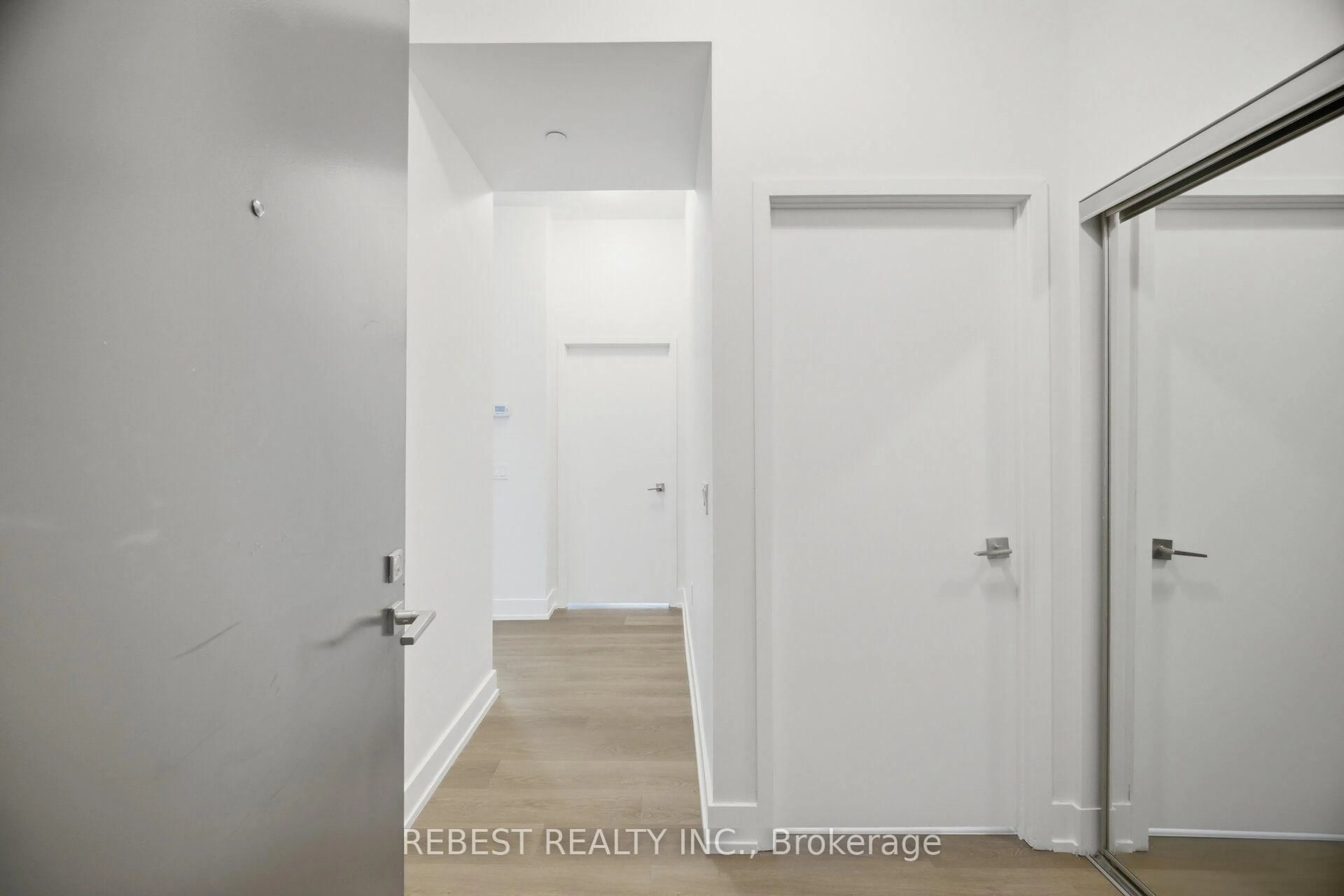 Indoor entryway for 2916 Highway 7 Rd #502, Vaughan Ontario L4K 0K6