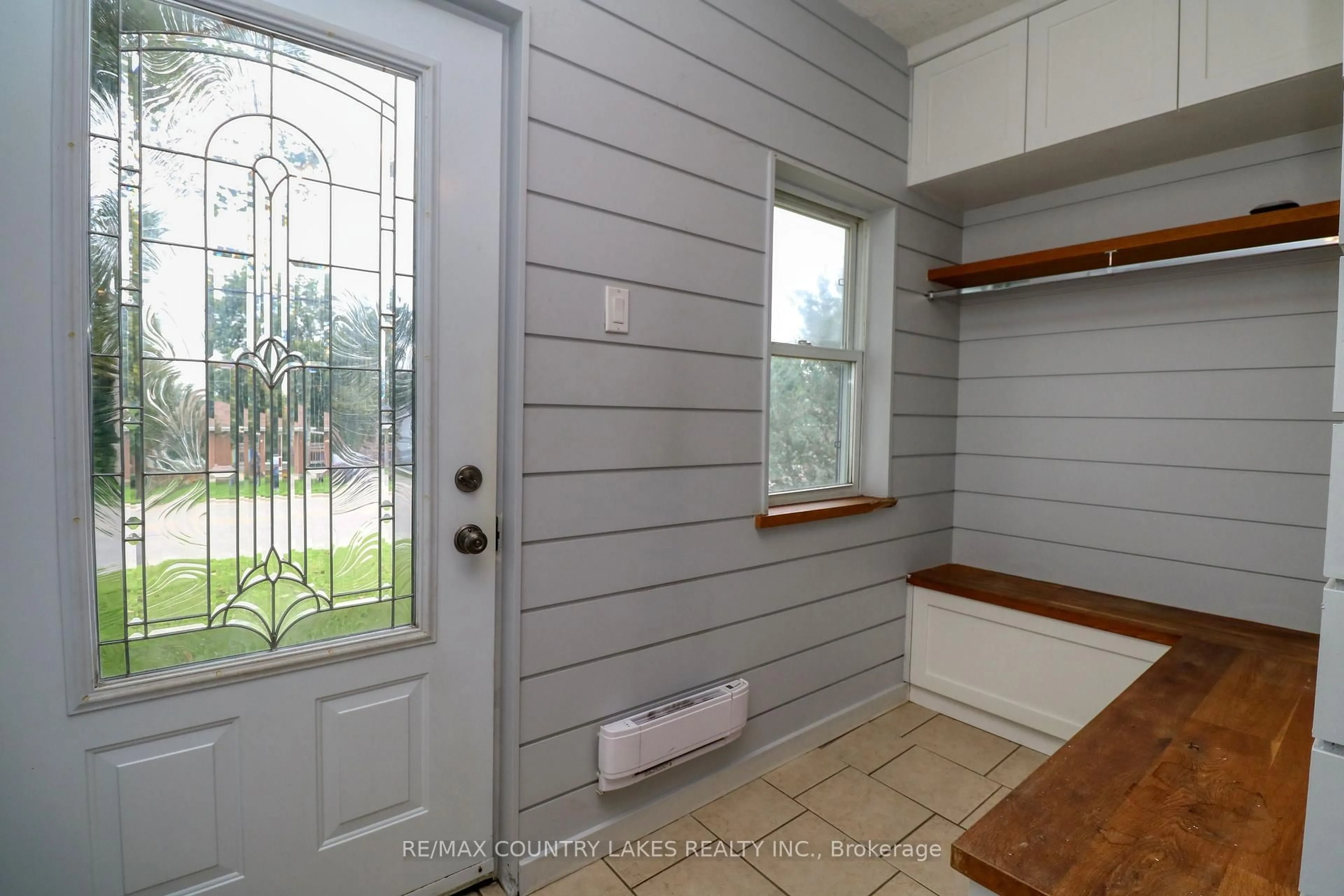 Indoor entryway for 607 Simcoe St, Brock Ontario L0K 1A0