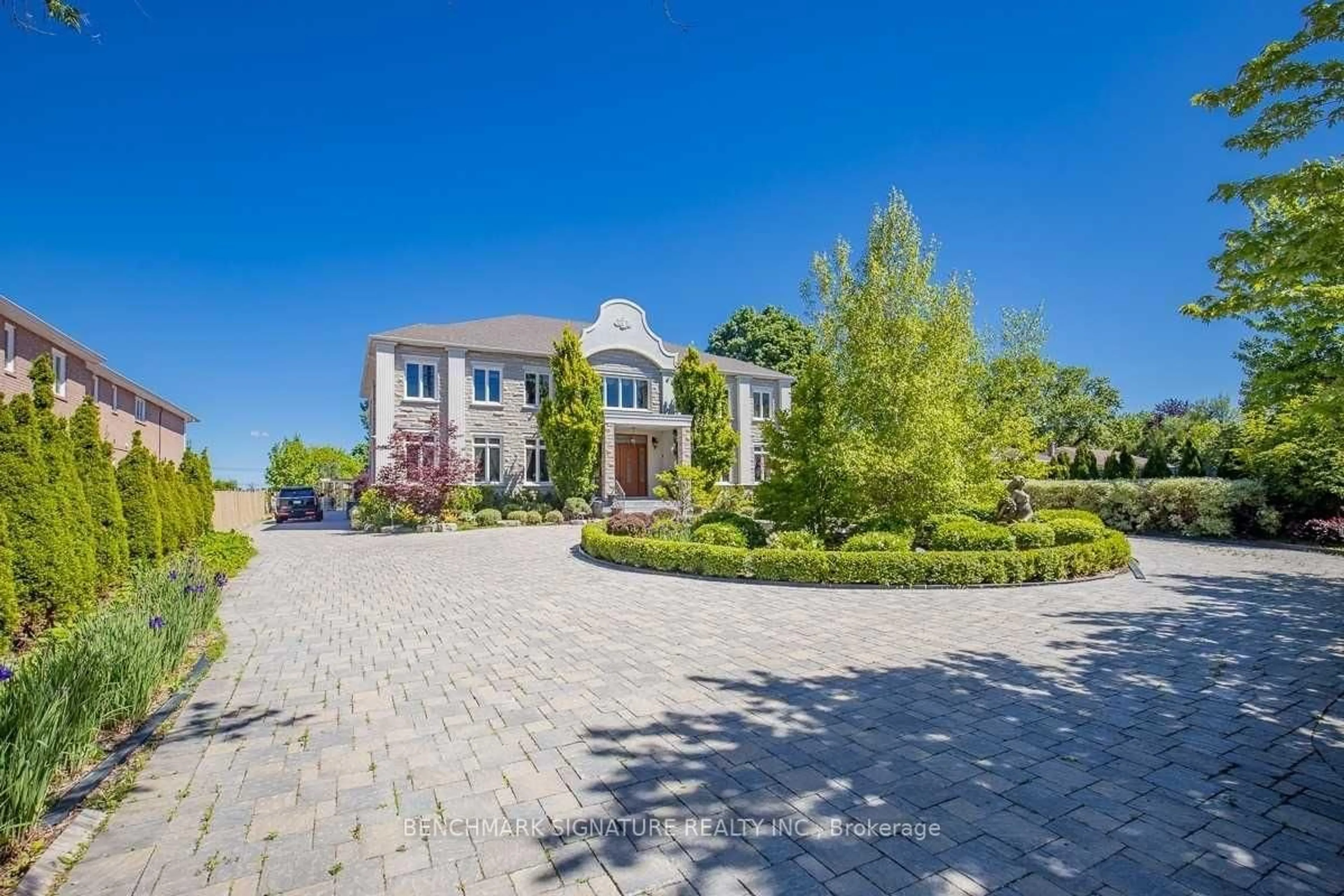 A pic from outside/outdoor area/front of a property/back of a property/a pic from drone, street for 4572 14th Ave, Markham Ontario L3S 3K6