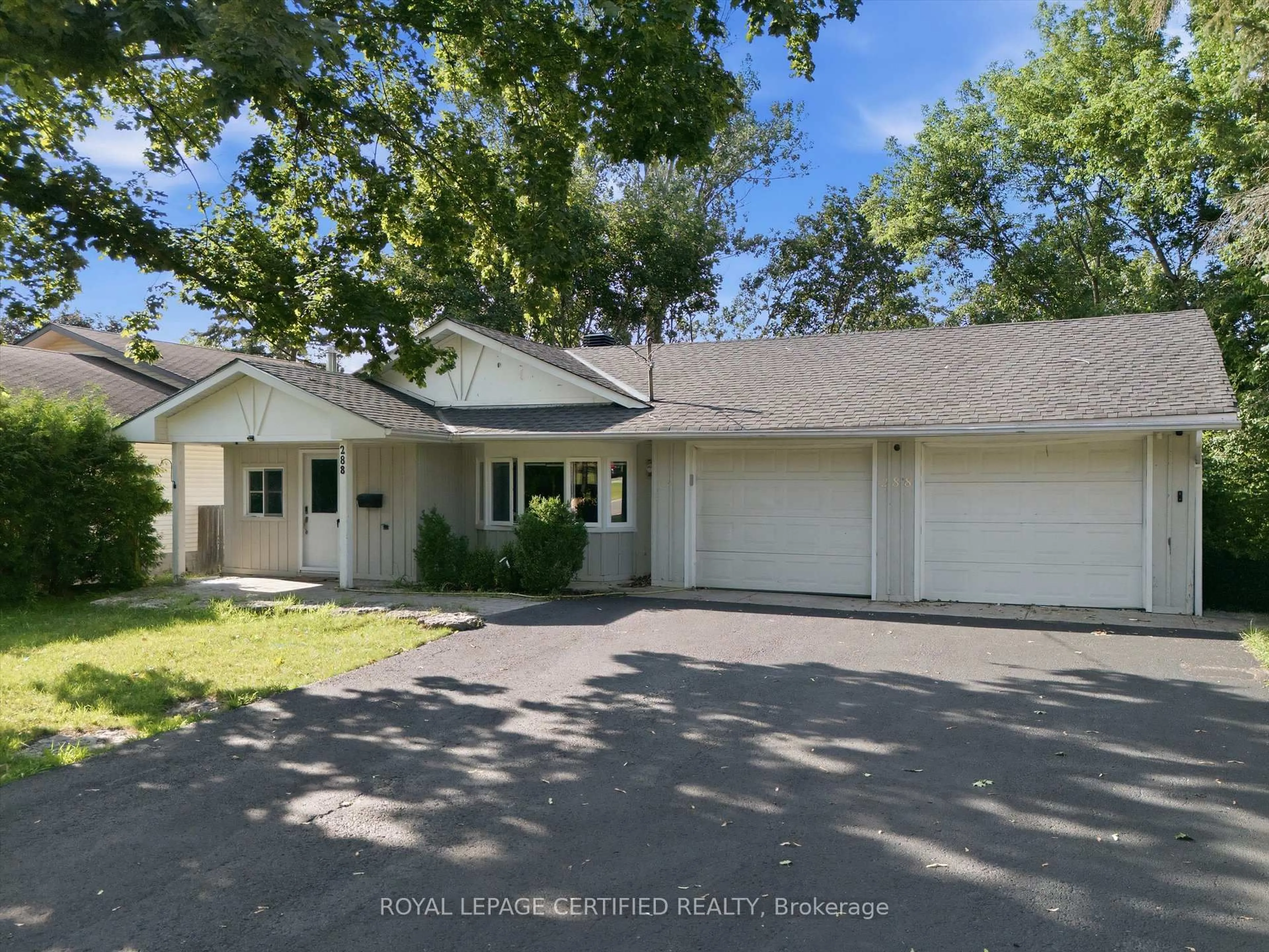 A pic from outside/outdoor area/front of a property/back of a property/a pic from drone, street for 288 Irene Dr, Georgina Ontario L4P 3B1