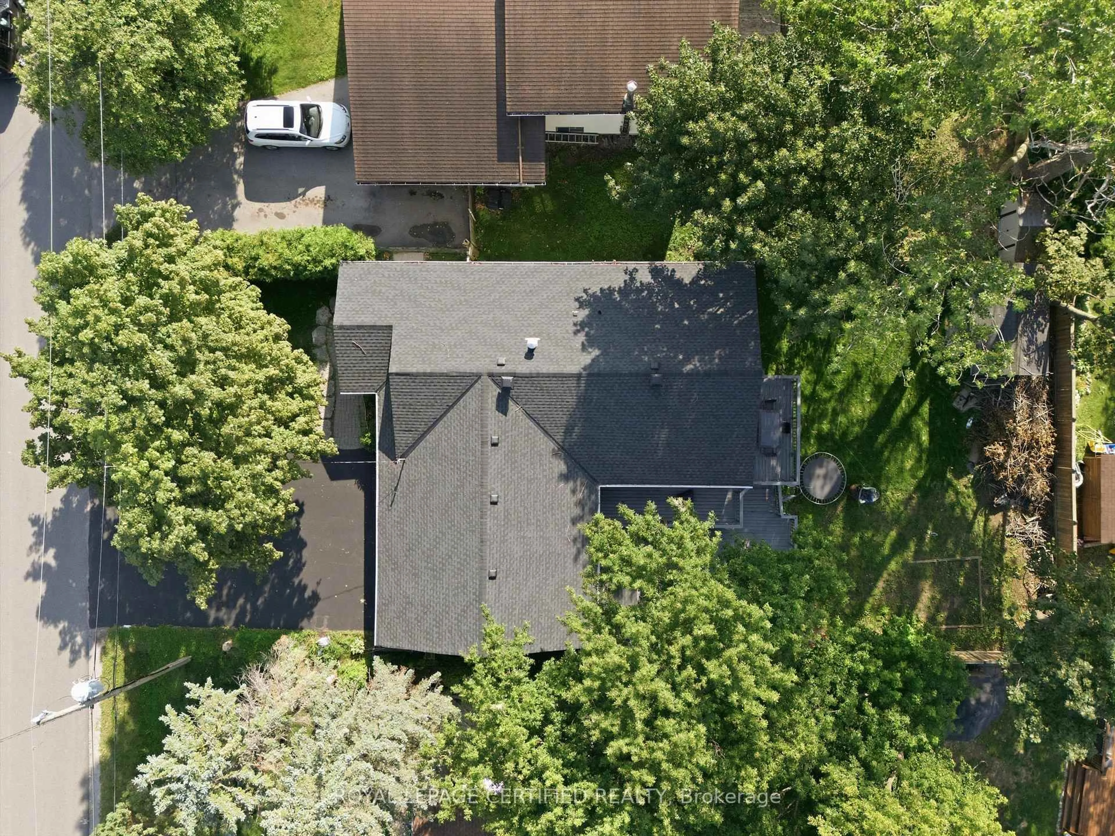 A pic from outside/outdoor area/front of a property/back of a property/a pic from drone, street for 288 Irene Dr, Georgina Ontario L4P 3B1