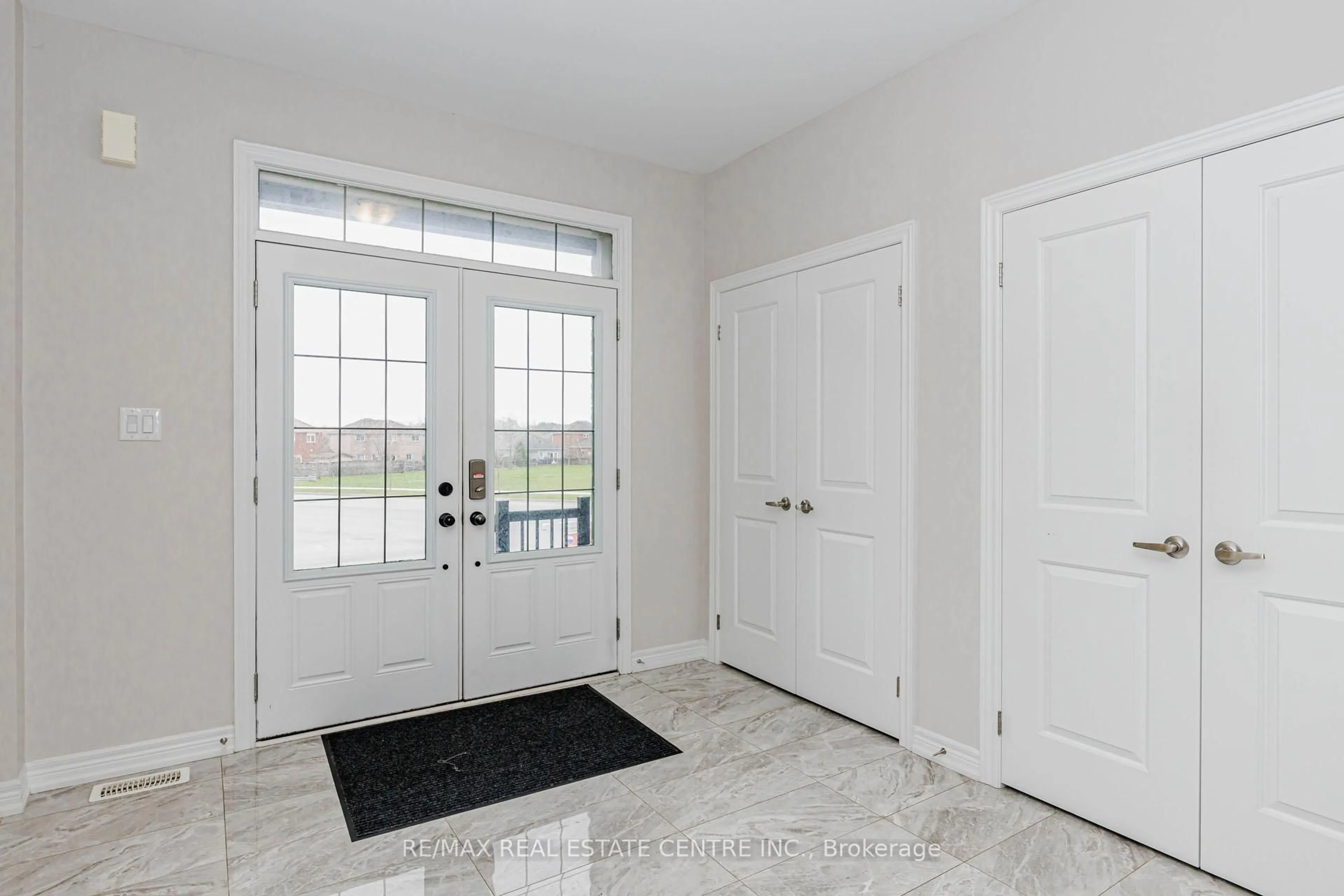 Indoor entryway for 1332 Blackmore St, Innisfil Ontario L9S 0J8