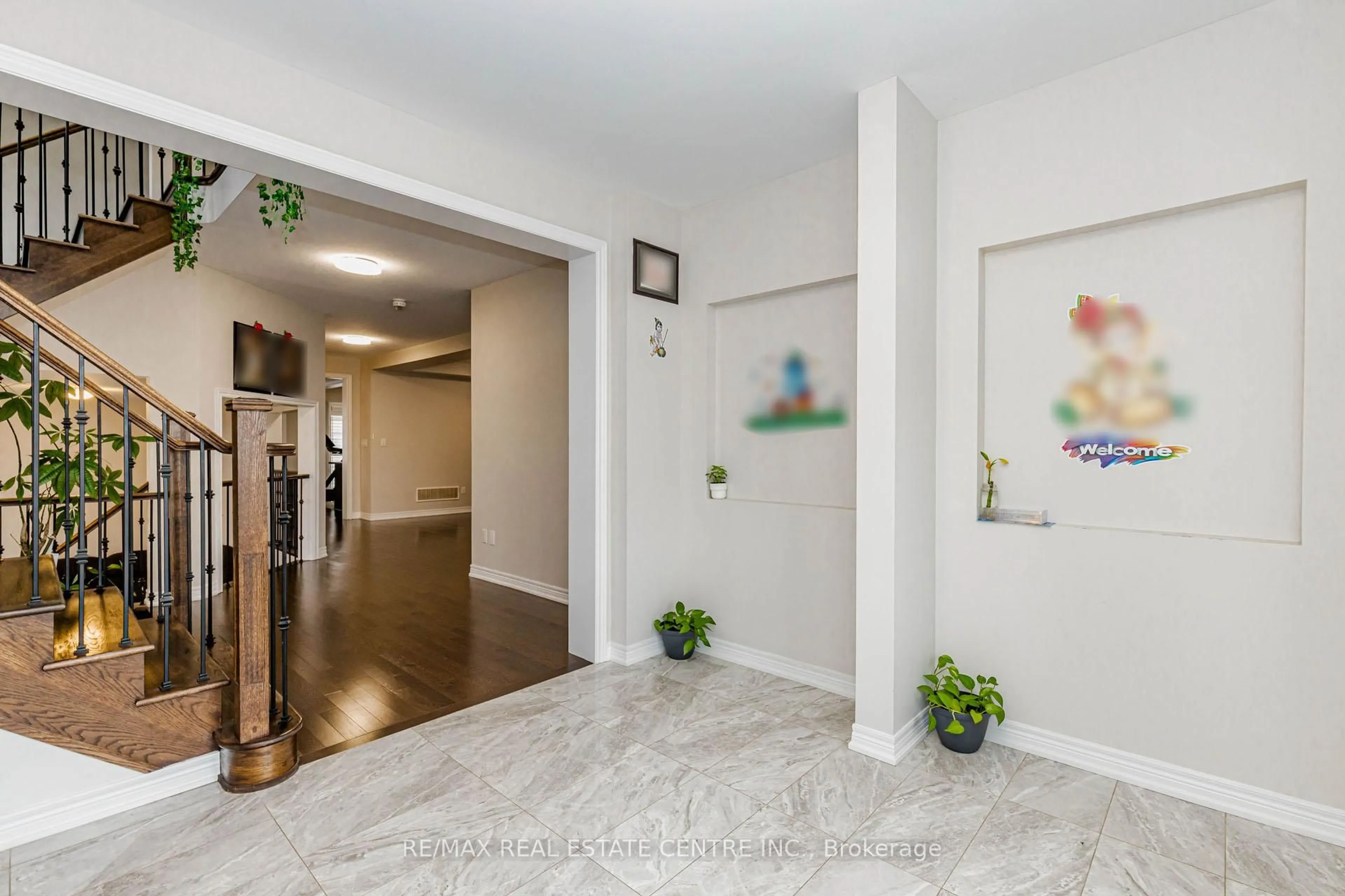 Indoor entryway for 1332 Blackmore St, Innisfil Ontario L9S 0J8