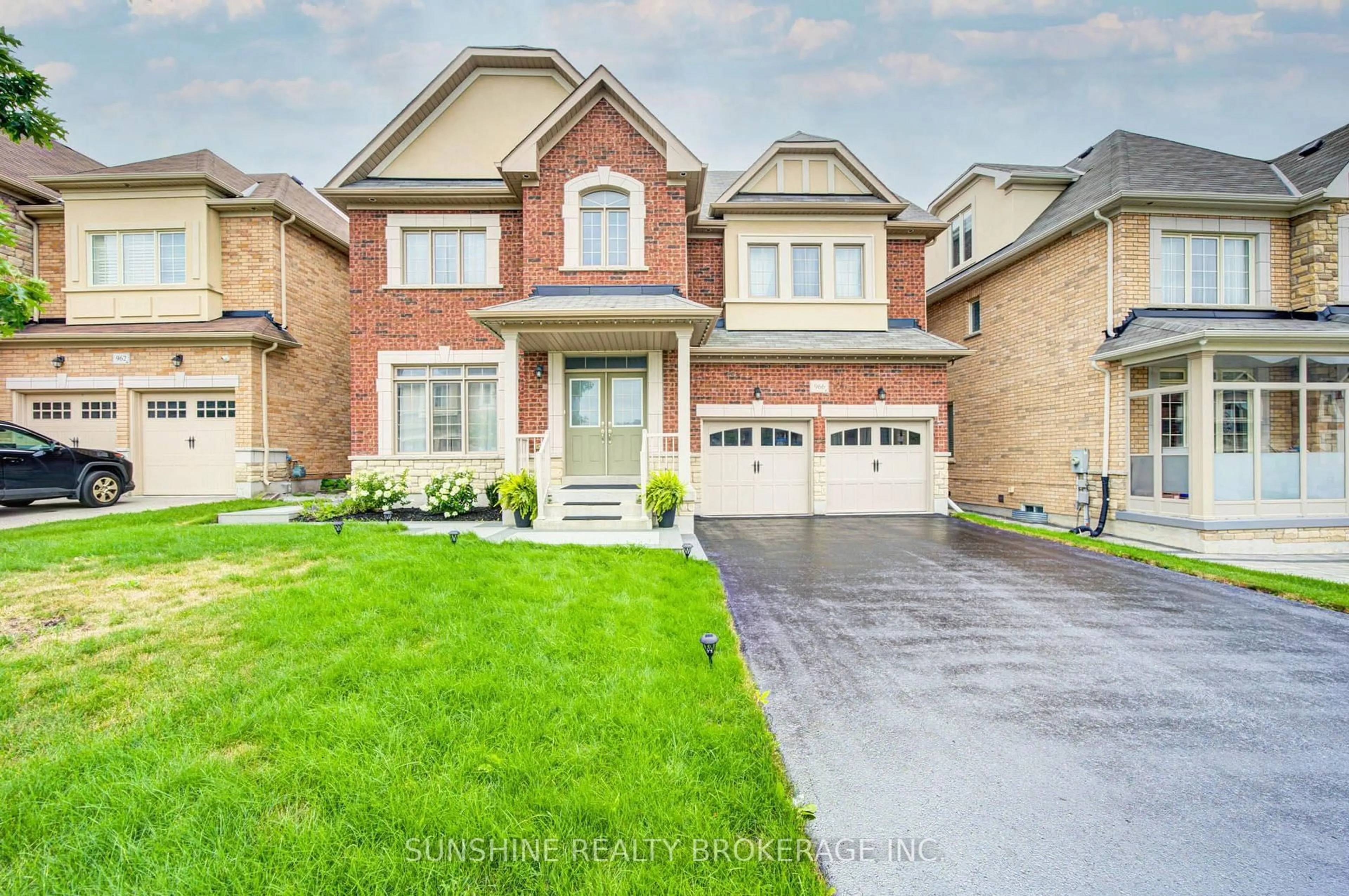 Home with brick exterior material, street for 966 Sherman Brock Circ, Newmarket Ontario L3X 0G7