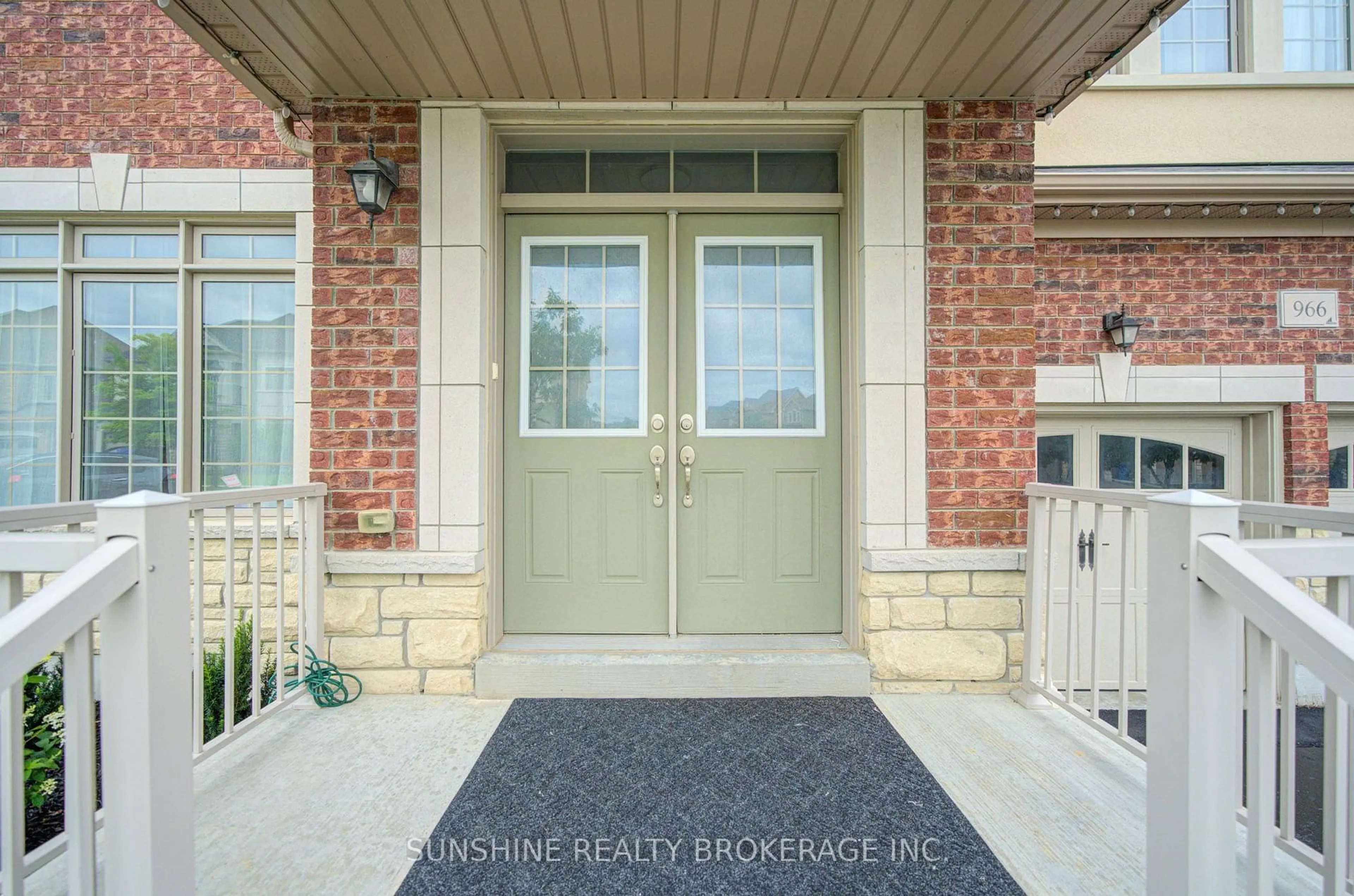 Indoor entryway for 966 Sherman Brock Circ, Newmarket Ontario L3X 0G7