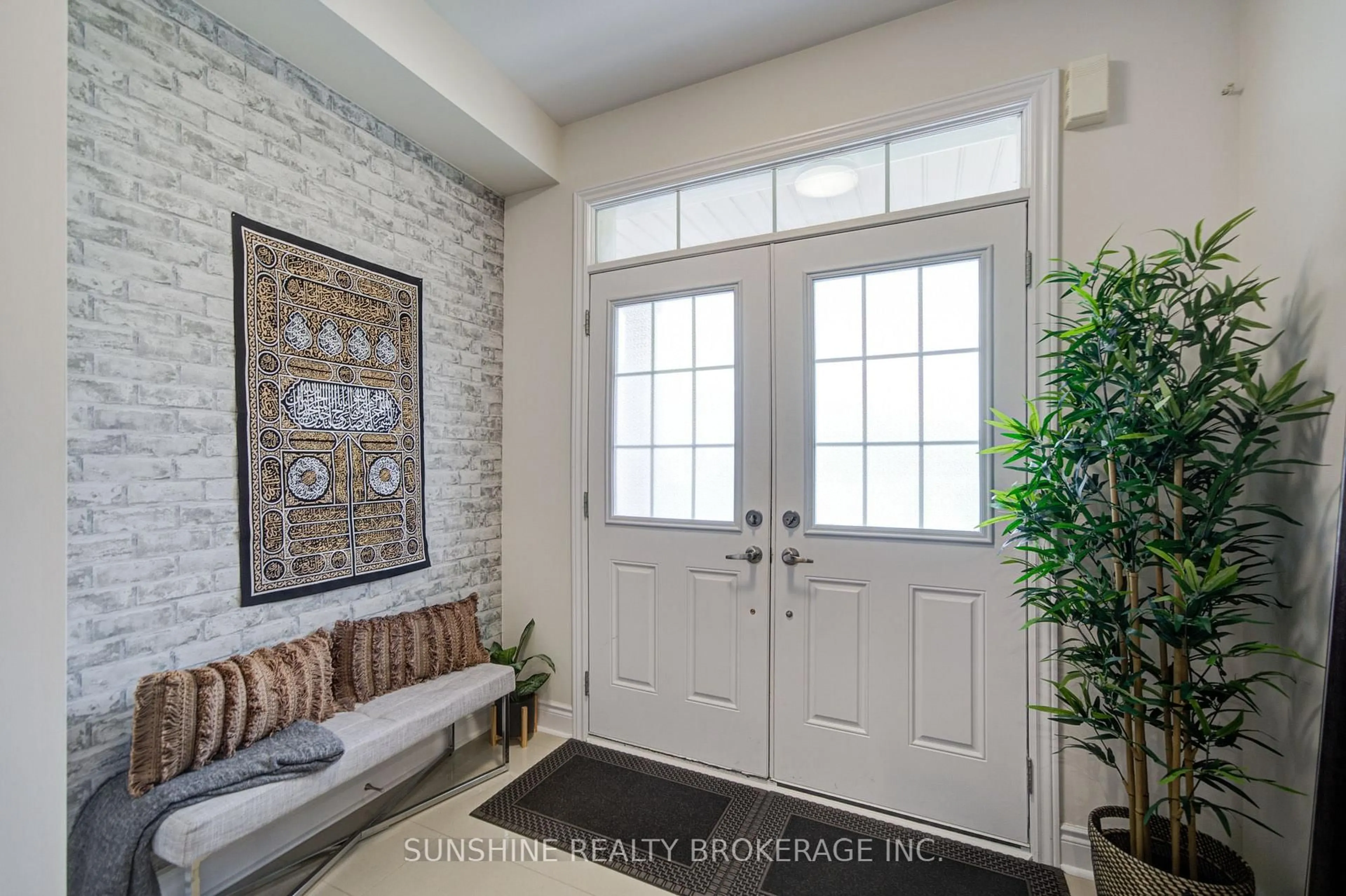 Indoor entryway for 966 Sherman Brock Circ, Newmarket Ontario L3X 0G7
