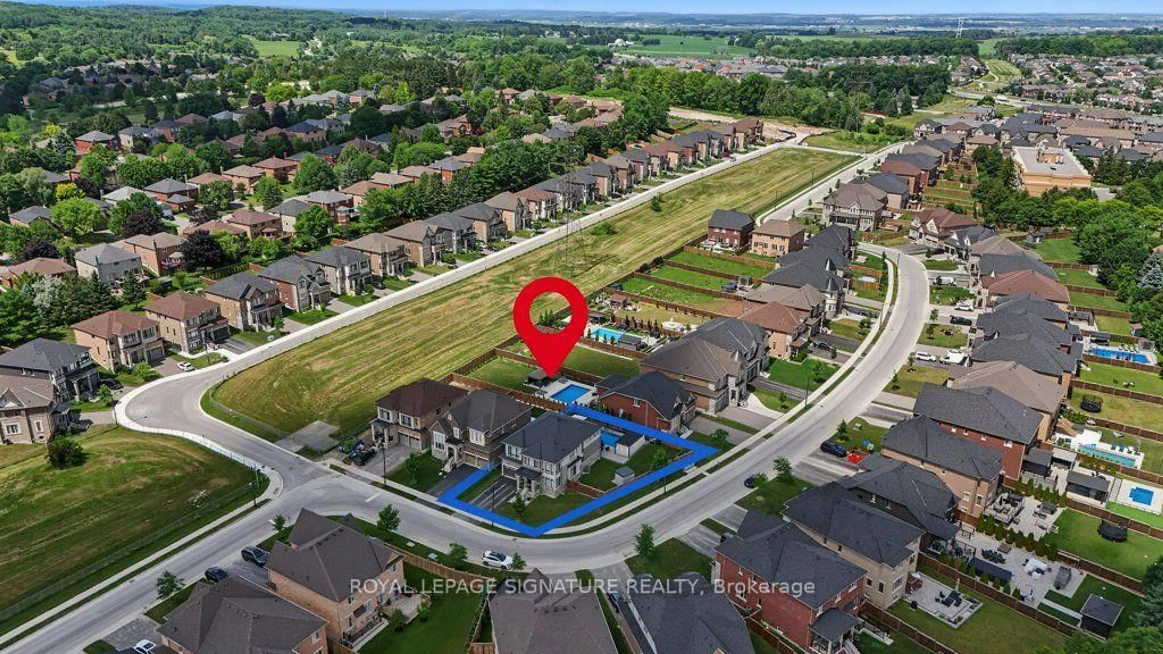 A pic from outside/outdoor area/front of a property/back of a property/a pic from drone, street for 228 Reg Harrison Tr, Newmarket Ontario L3X 0M4
