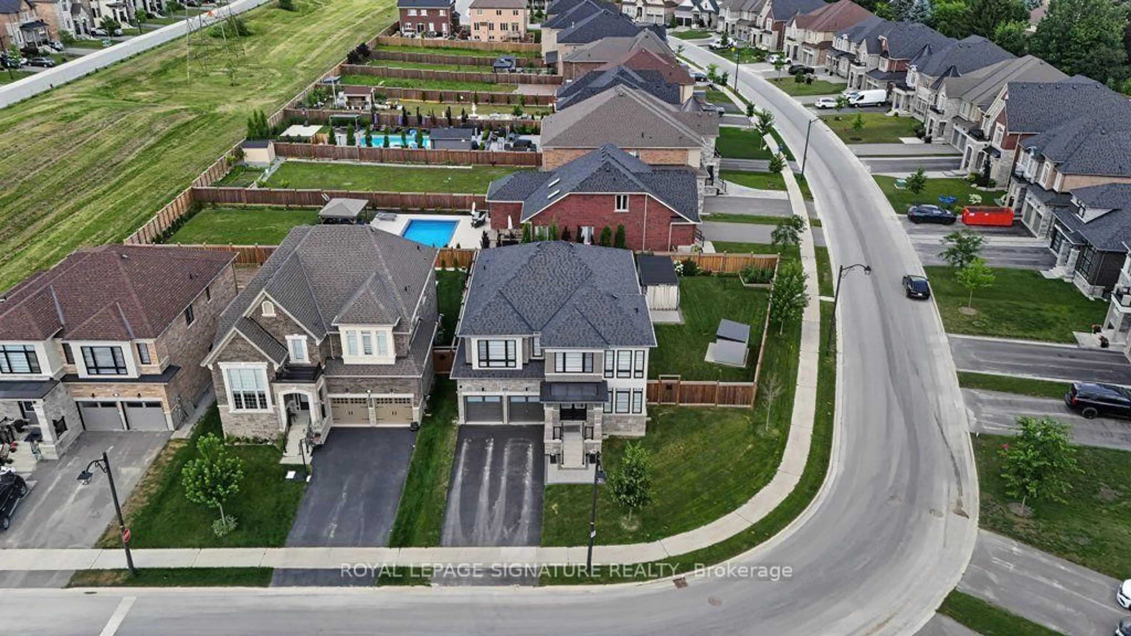 A pic from outside/outdoor area/front of a property/back of a property/a pic from drone, street for 228 Reg Harrison Tr, Newmarket Ontario L3X 0M4