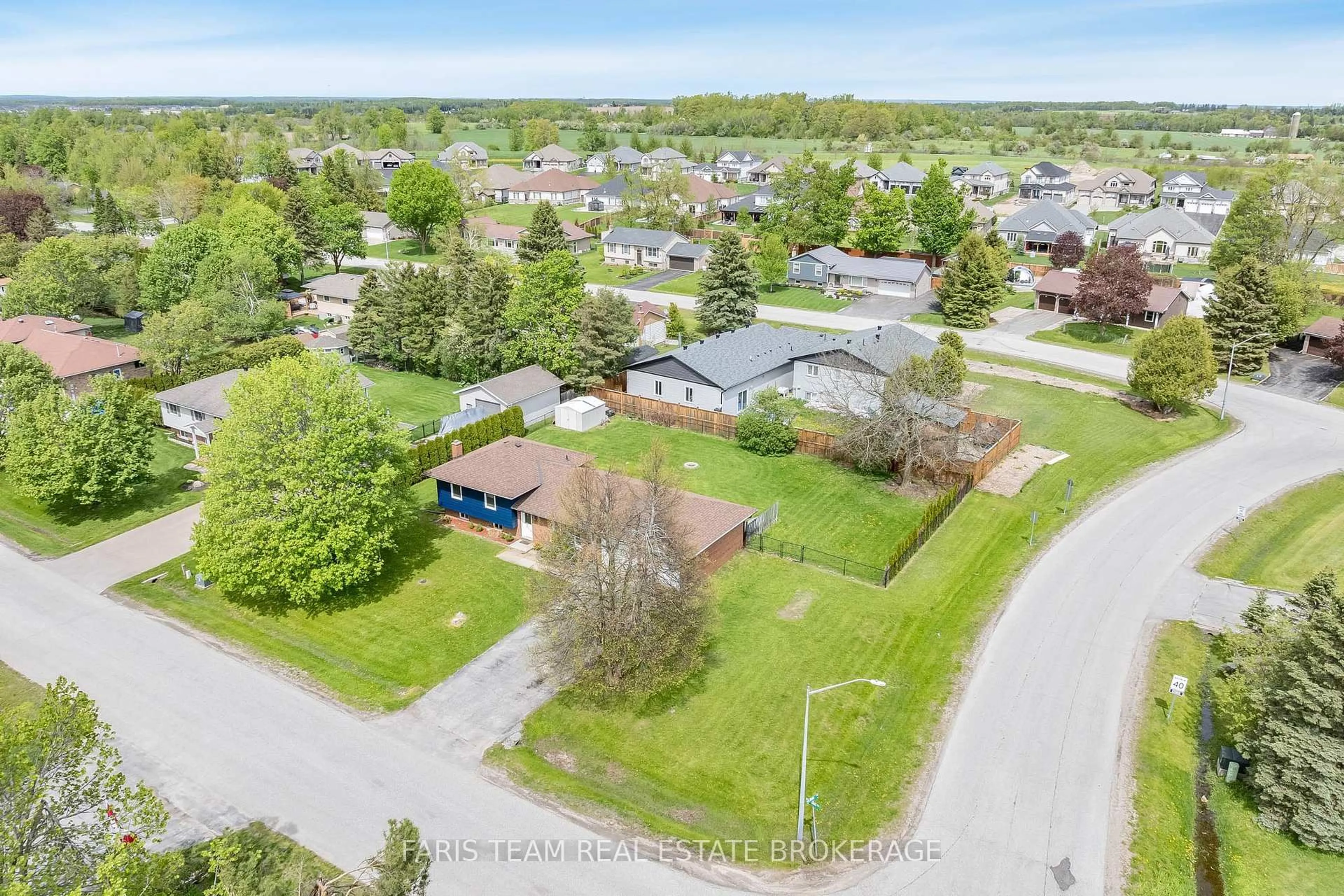 A pic from outside/outdoor area/front of a property/back of a property/a pic from drone, unknown for 201 Parkside Cres, Innisfil Ontario L9S 1G2
