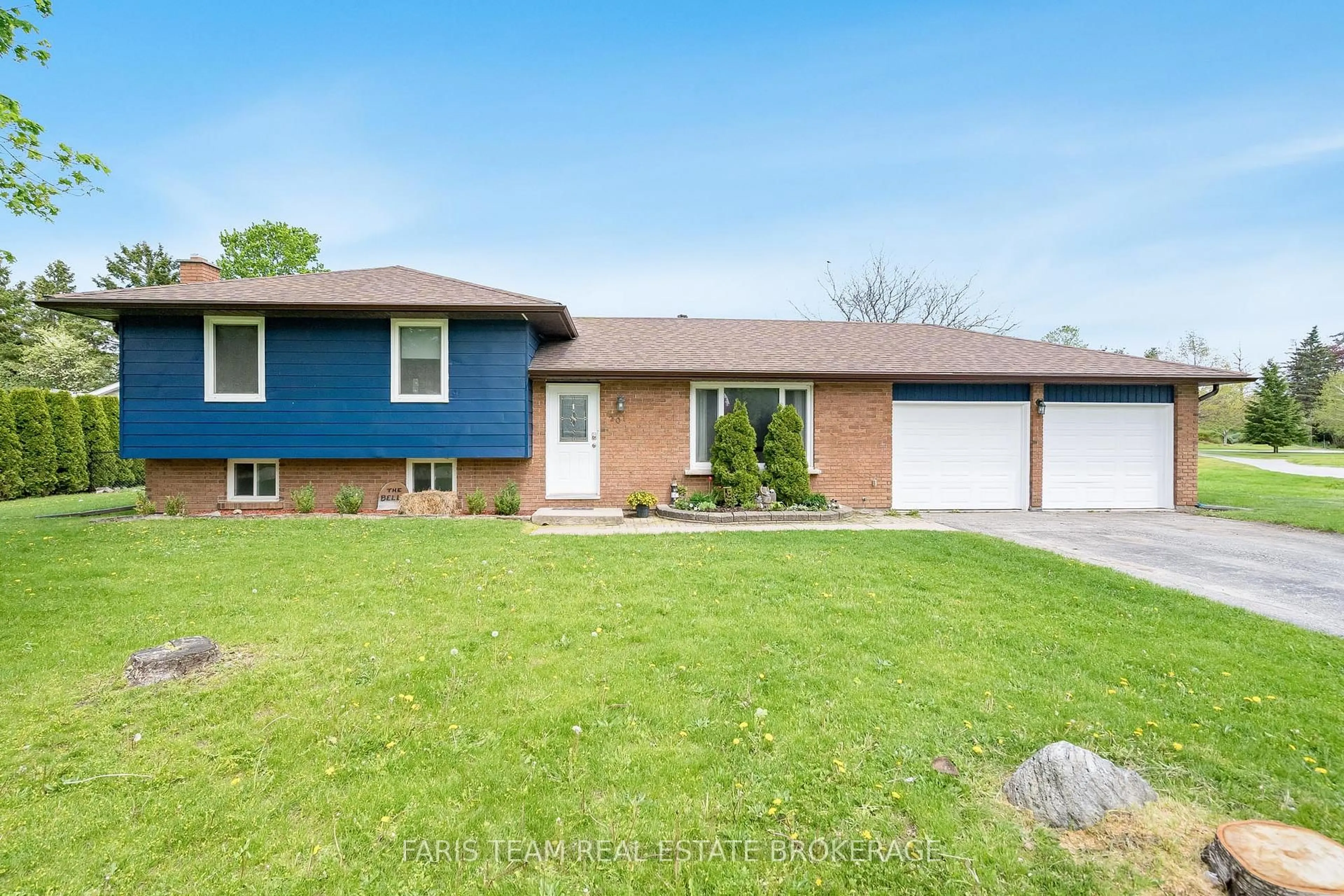 Home with vinyl exterior material, street for 201 Parkside Cres, Innisfil Ontario L9S 1G2