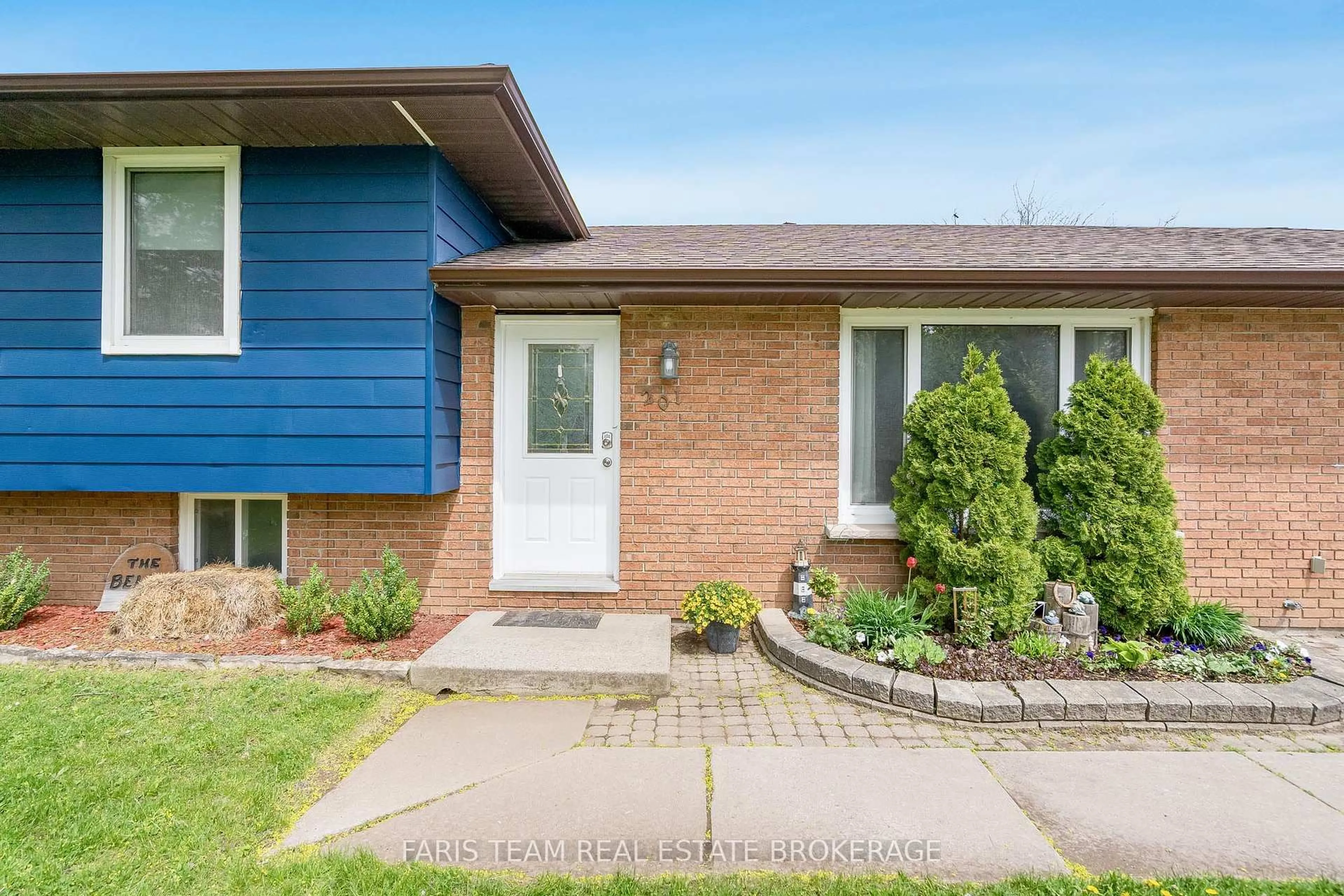 Home with brick exterior material, street for 201 Parkside Cres, Innisfil Ontario L9S 1G2