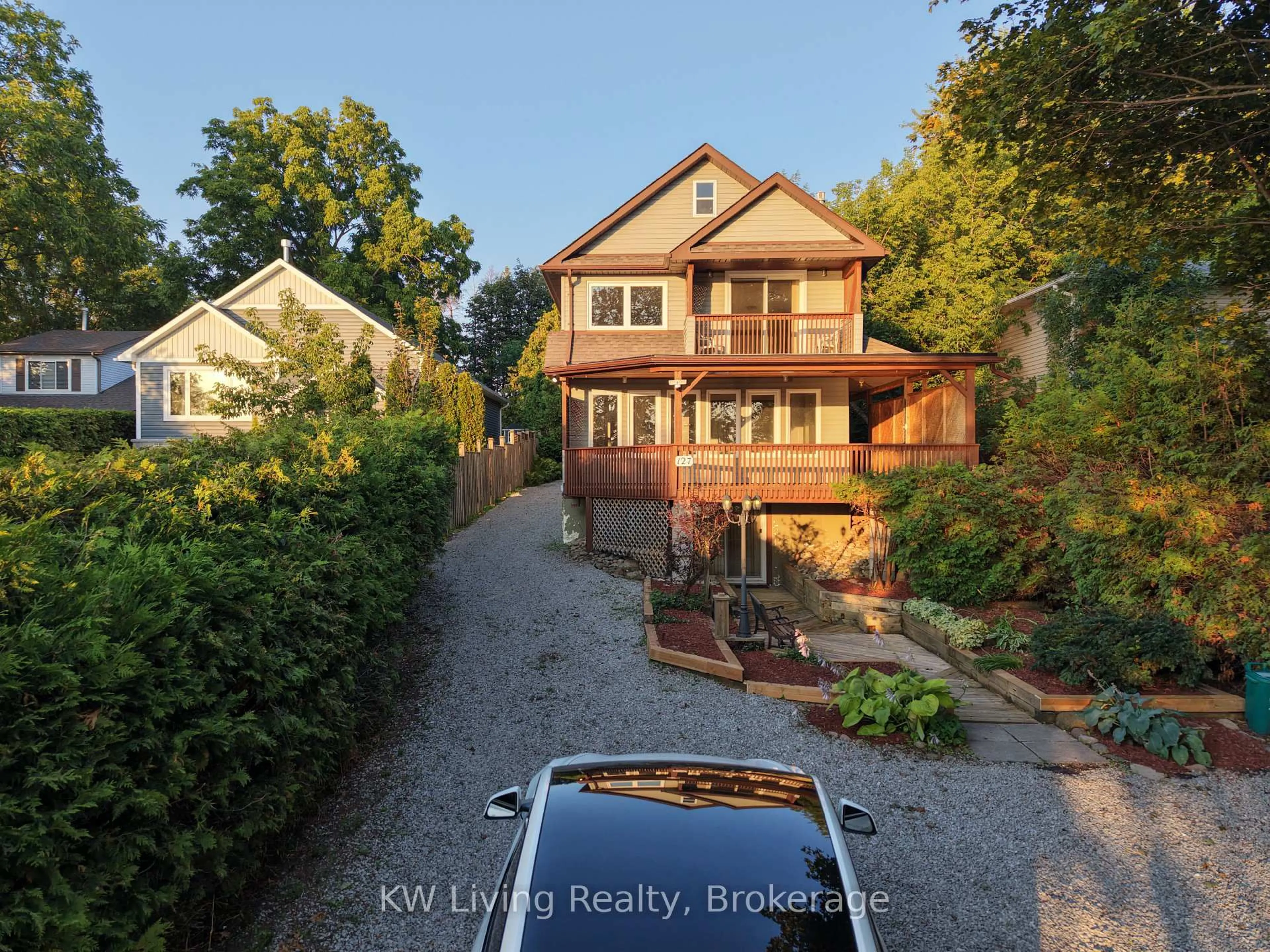 A pic from outside/outdoor area/front of a property/back of a property/a pic from drone, street for 127 Lake Dr, Georgina Ontario L4P 3C8