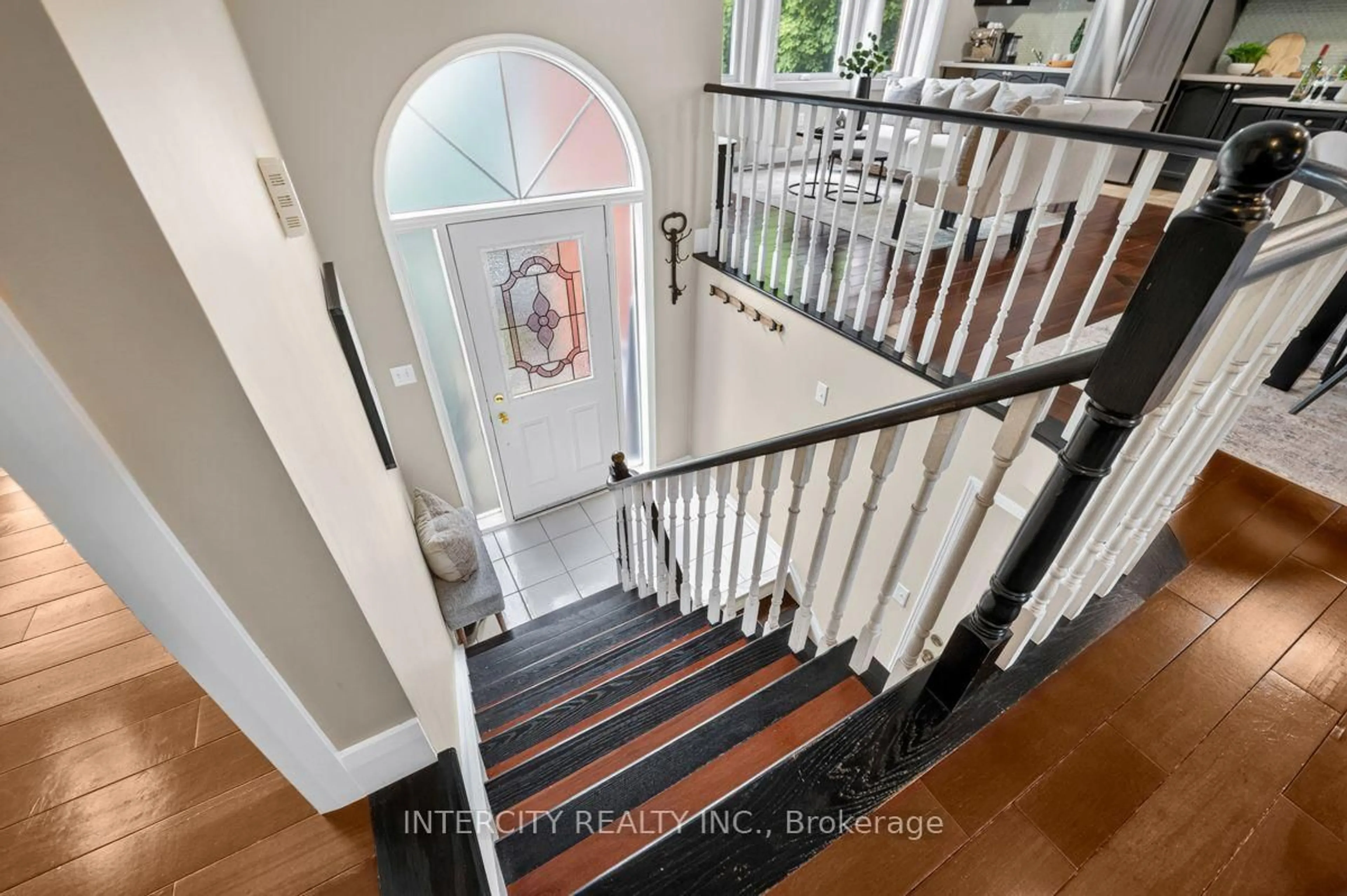 Unknown for 6 Compton Cres, Bradford West Gwillimbury Ontario L3Z 2X5