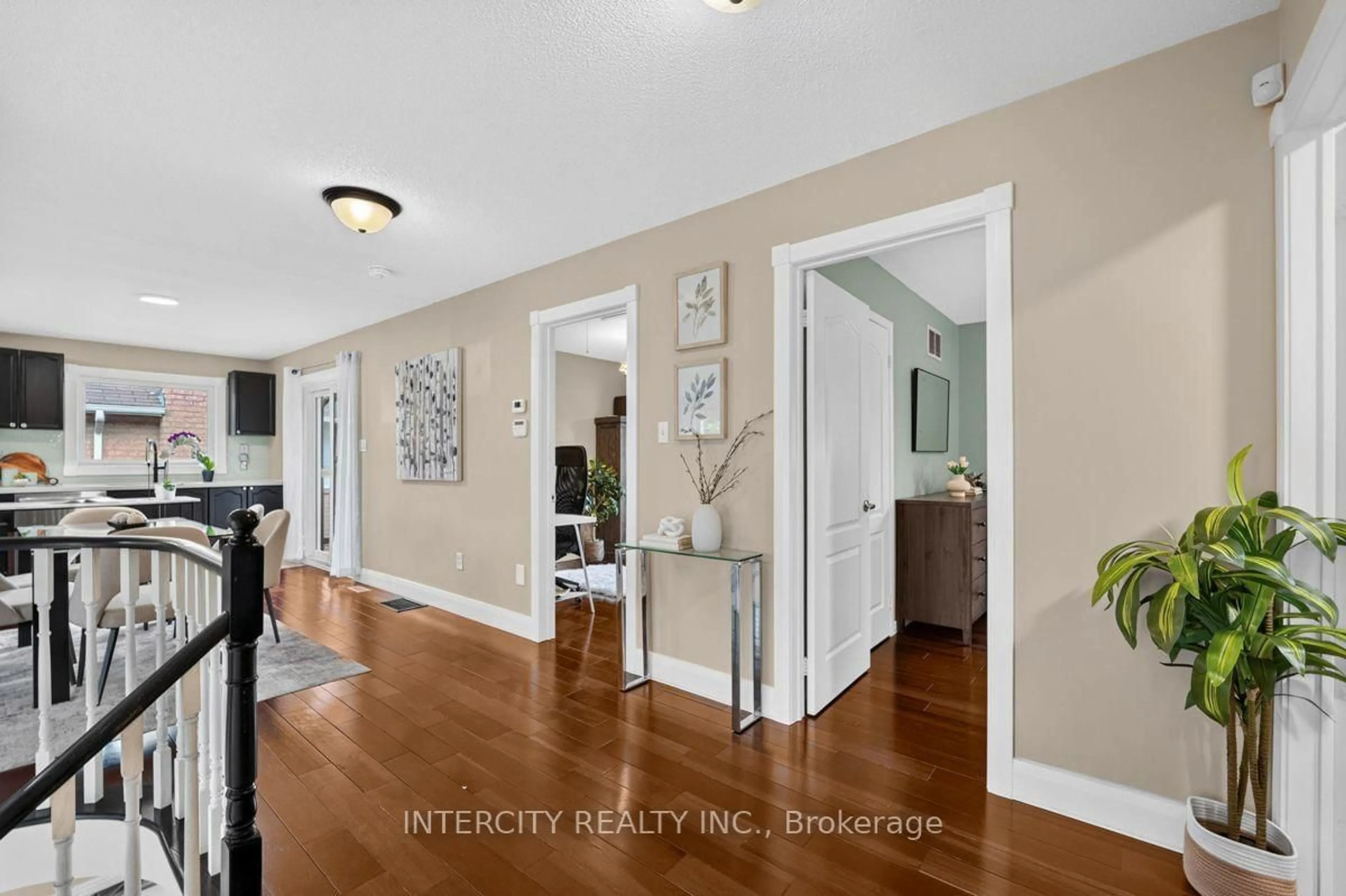 Indoor entryway for 6 Compton Cres, Bradford West Gwillimbury Ontario L3Z 2X5