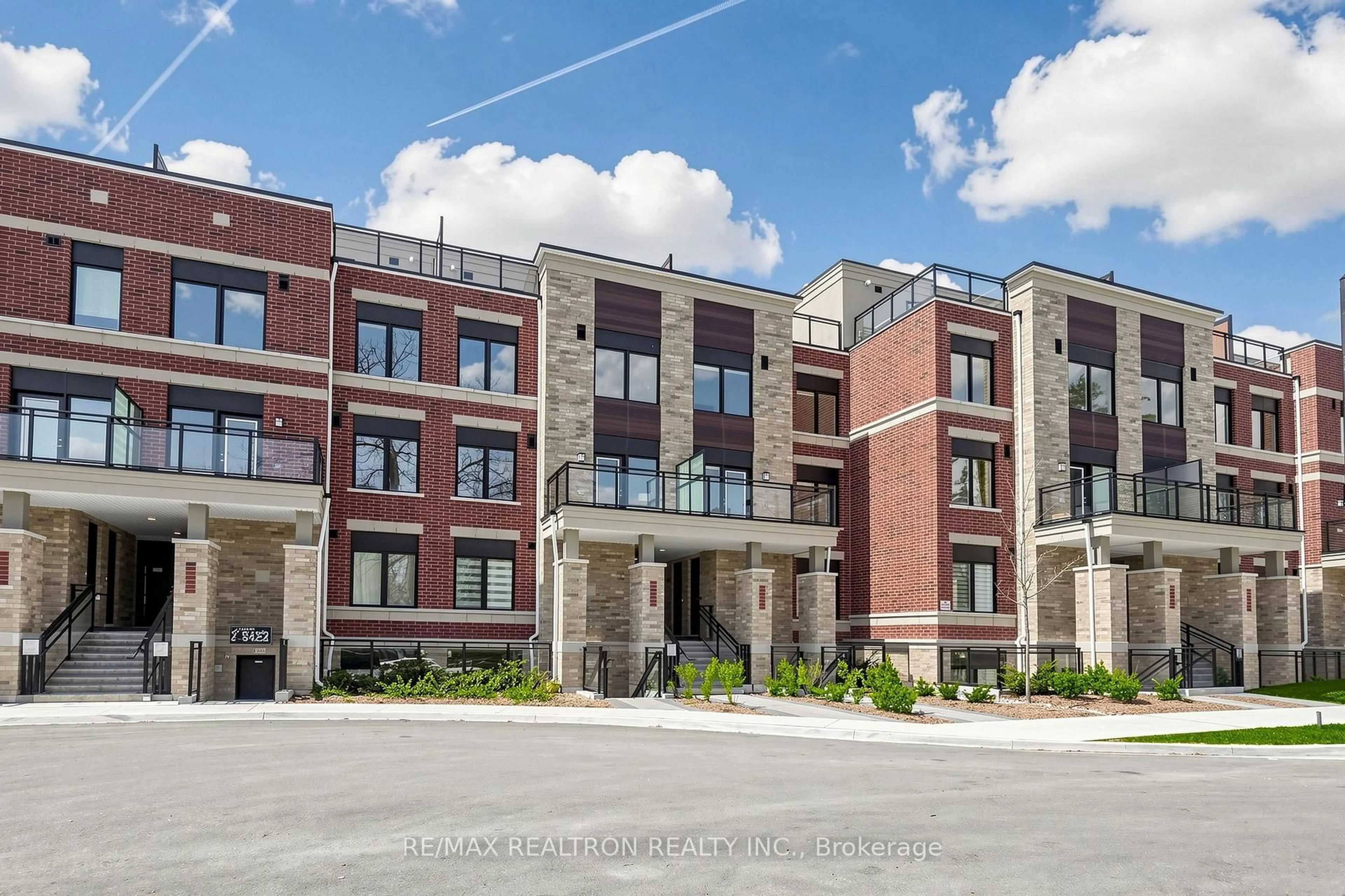 Home with brick exterior material, building for 60 Elizabeth St #3405, Richmond Hill Ontario L4C 5W2