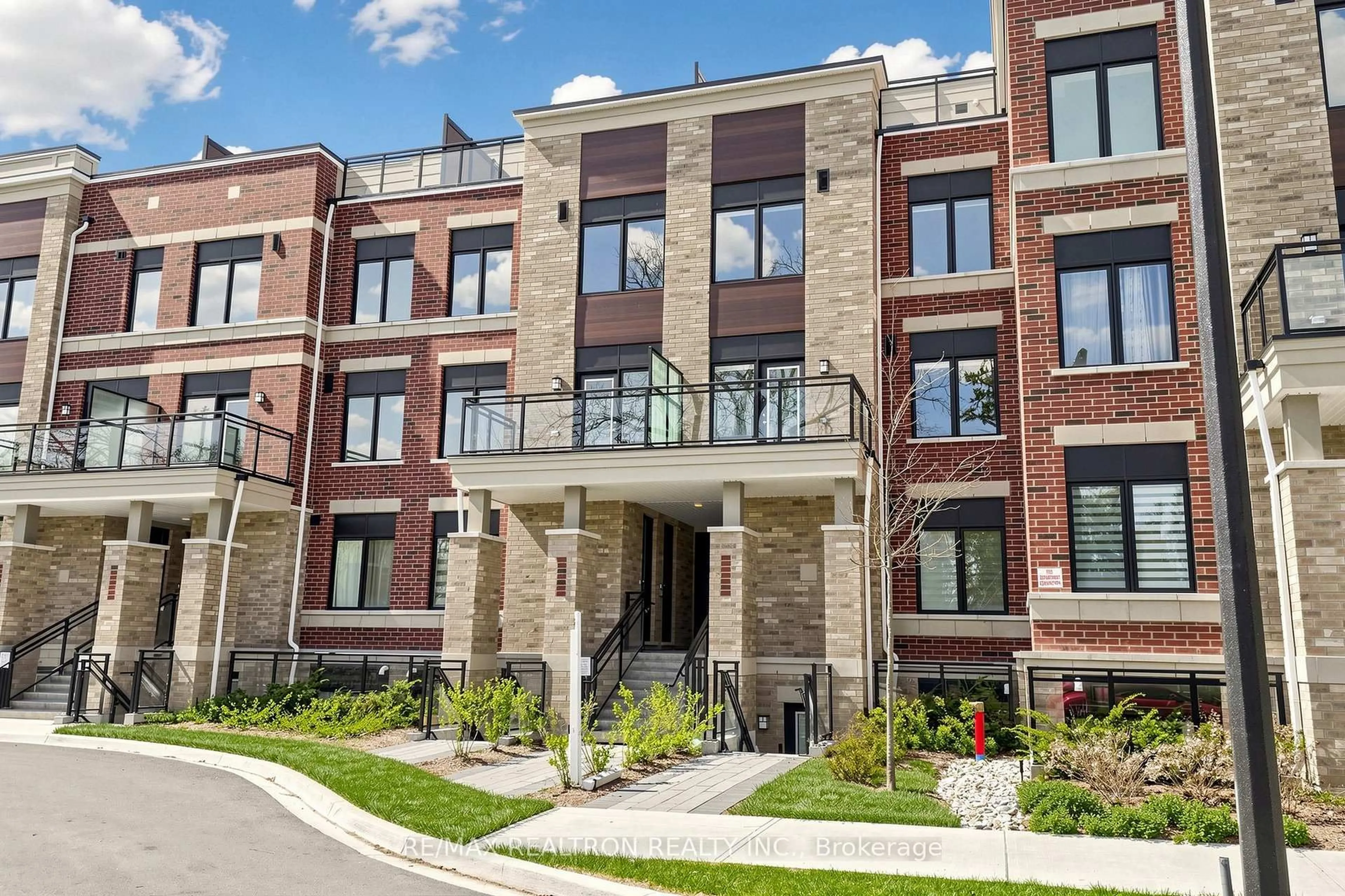 Home with brick exterior material, building for 60 Elizabeth St #3405, Richmond Hill Ontario L4C 5W2